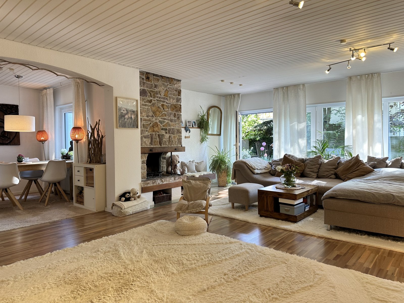 Ihr neues Zuhause: Lichtdurchflutete Erdgeschosswohnung mit Gartenidylle und Homeoffice