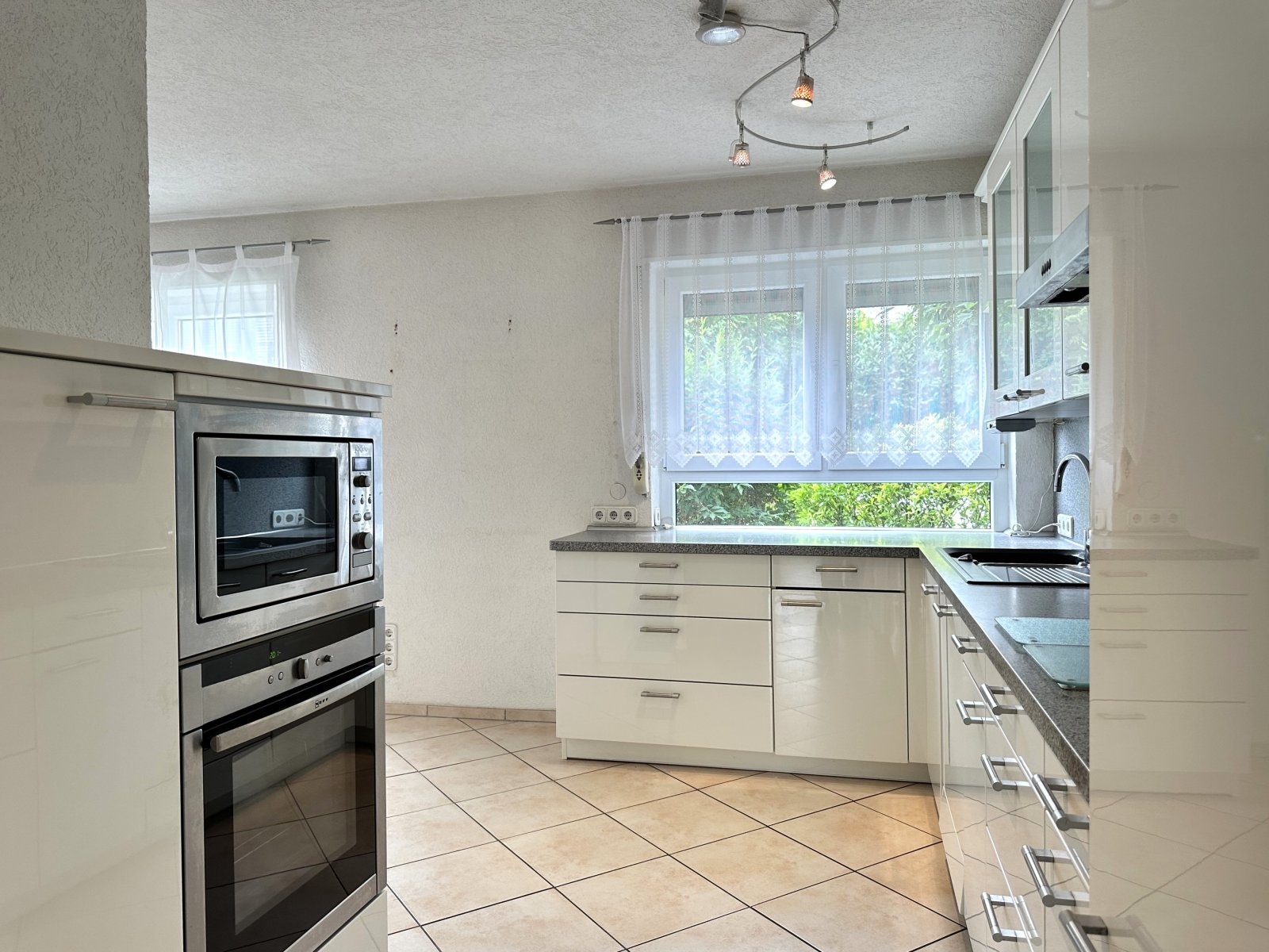Wohnen mit Wohlfühlcharakter - Doppelhaushälfte mit Garten und Garage in beliebter Wohnlage
