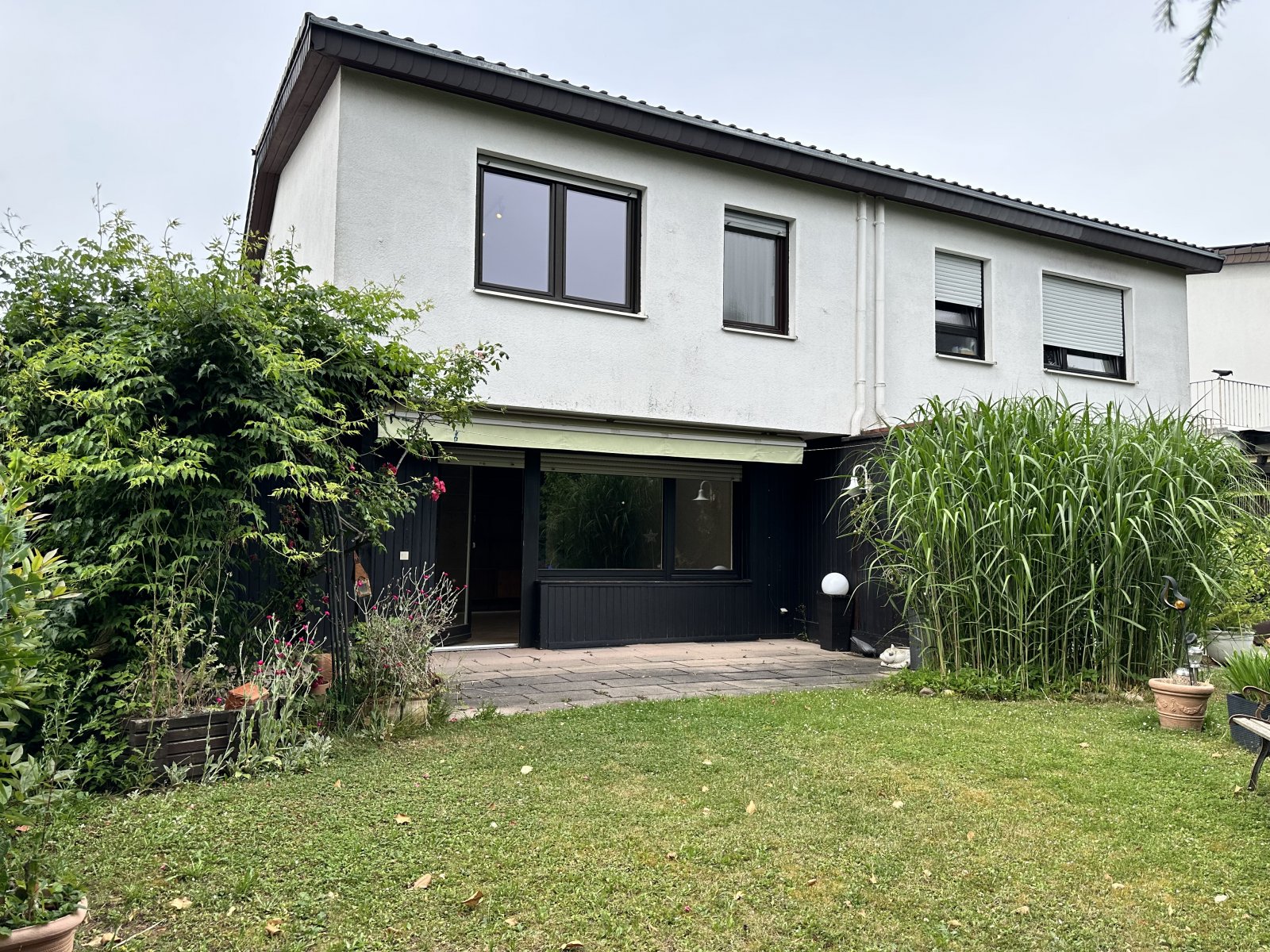 Wohnen mit Wohlfühlcharakter - Doppelhaushälfte mit Garten und Garage in beliebter Wohnlage