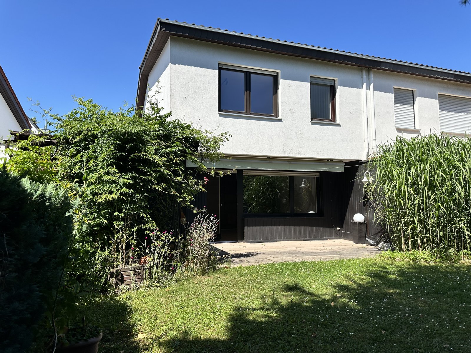 Wohnen mit Wohlfühlcharakter - Doppelhaushälfte mit Garten und Garage in beliebter Wohnlage 