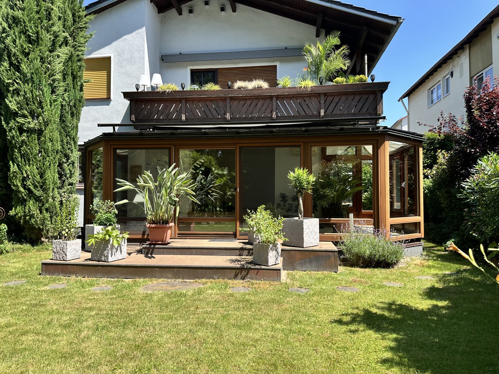 Für Gartenliebhaber: 2-Zimmerwohnung inkl. Wintergarten, großem Garten & Garagenstellplatz