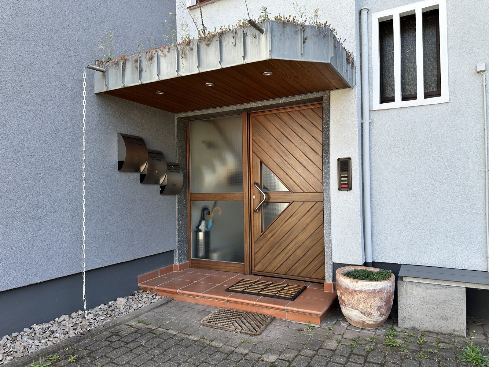 Für Gartenliebhaber: 2-Zimmerwohnung inkl. Wintergarten, großem Garten & Garagenstellplatz