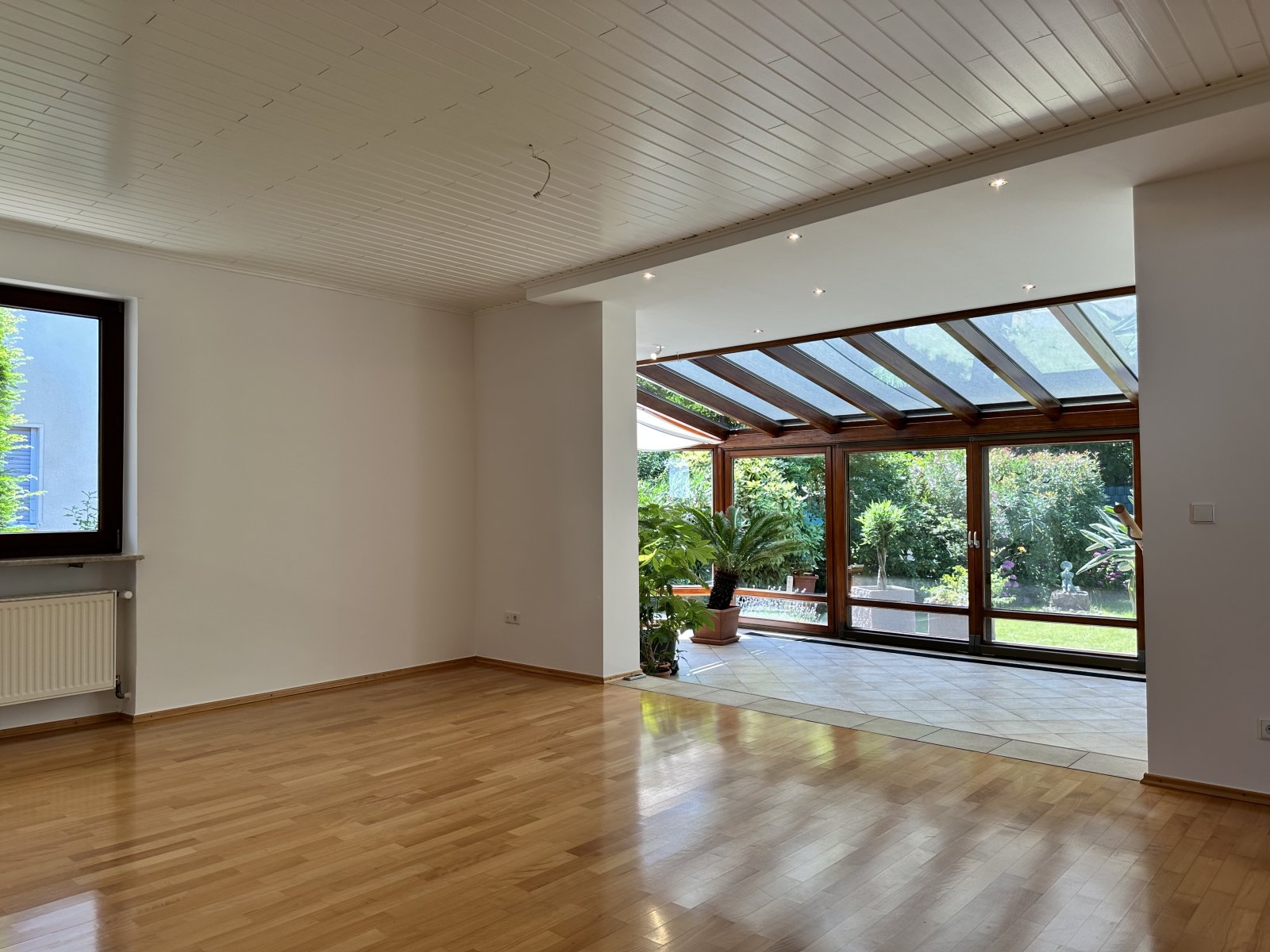 Für Gartenliebhaber: 2-Zimmerwohnung inkl. Wintergarten, großem Garten & Garagenstellplatz