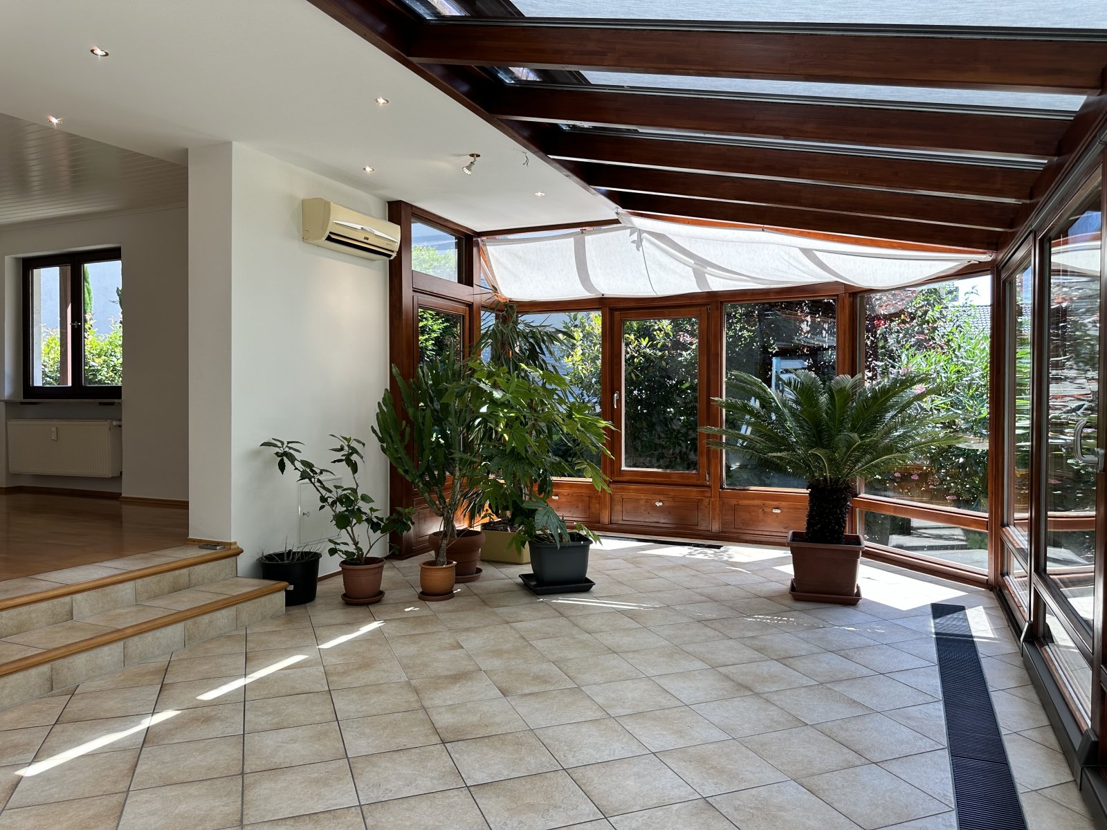 Für Gartenliebhaber: 2-Zimmerwohnung inkl. Wintergarten, großem Garten & Garagenstellplatz
