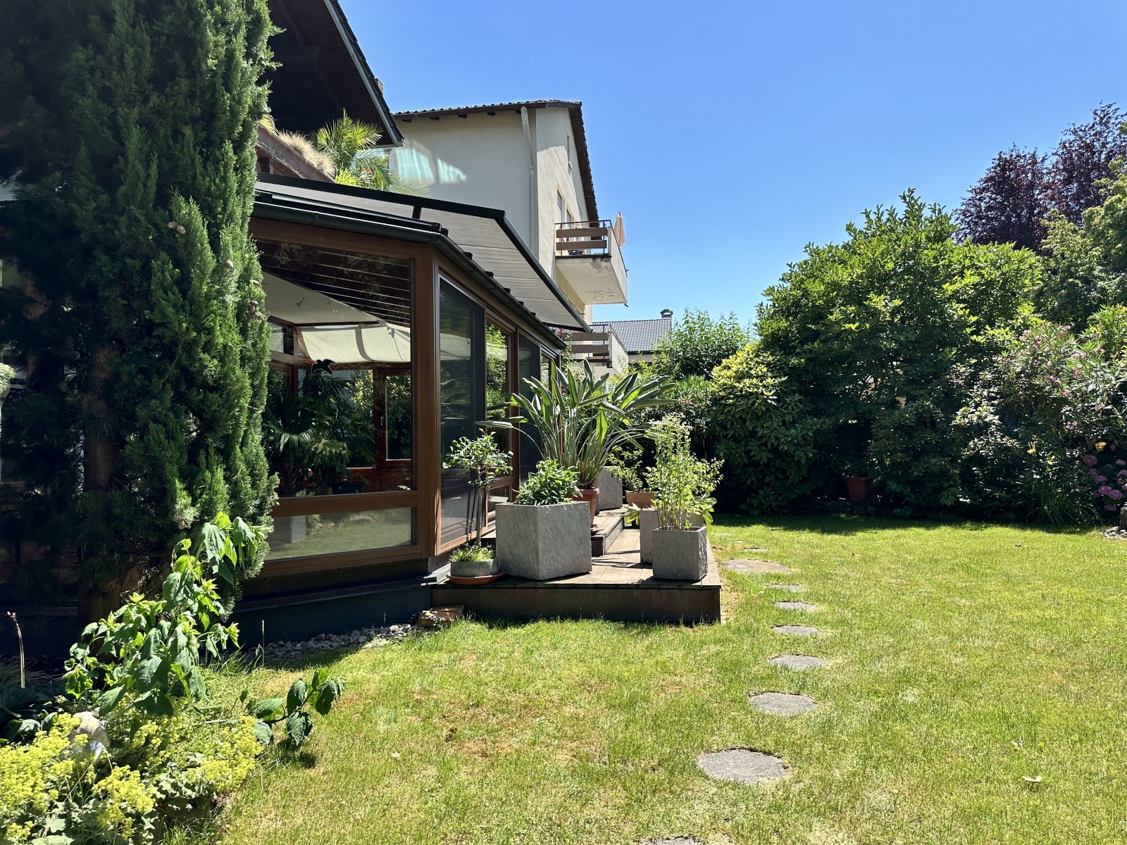 Für Gartenliebhaber: 2-Zimmerwohnung inkl. Wintergarten, großem Garten & Garagenstellplatz
