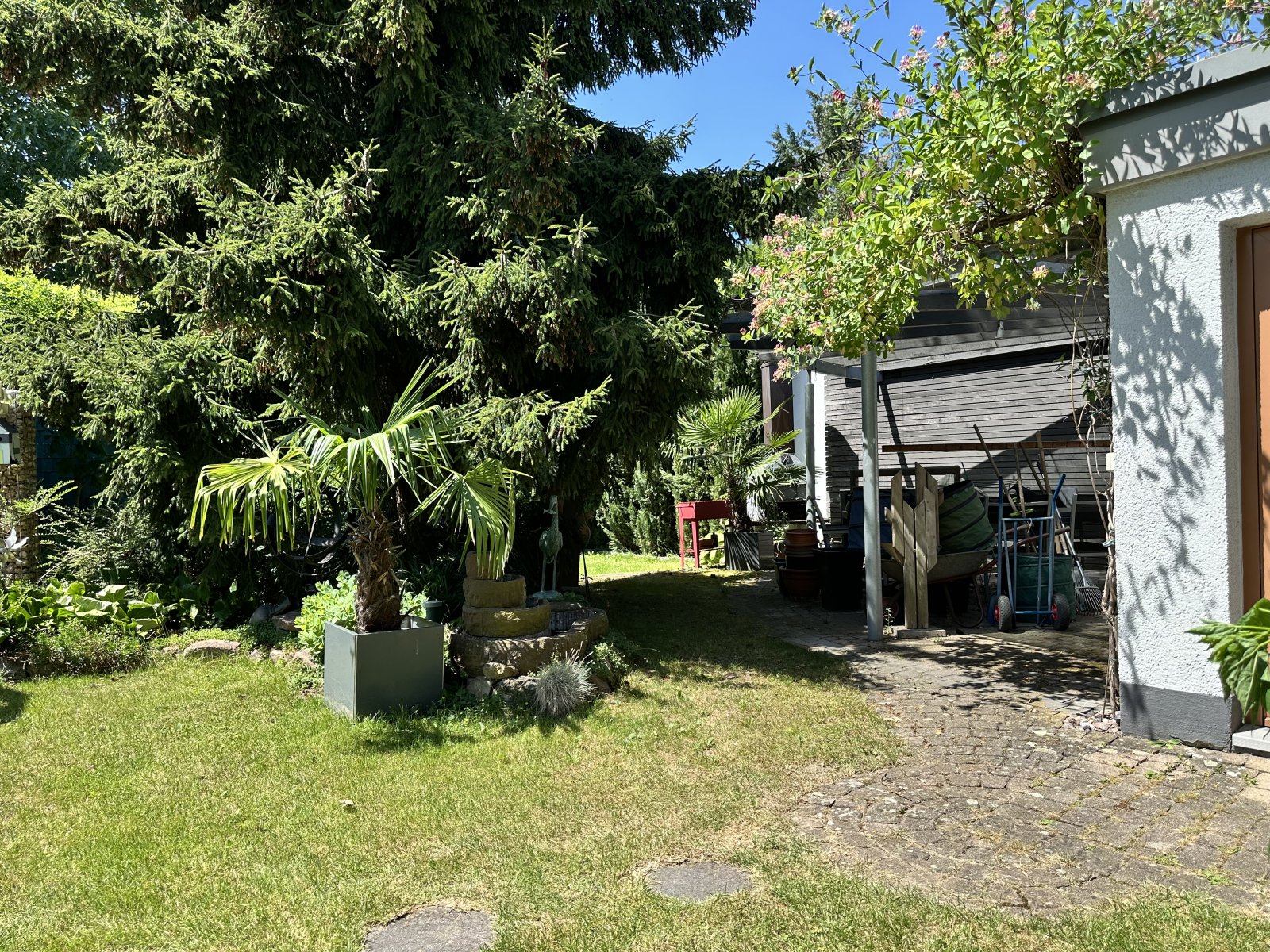 Für Gartenliebhaber: 2-Zimmerwohnung inkl. Wintergarten, großem Garten & Garagenstellplatz