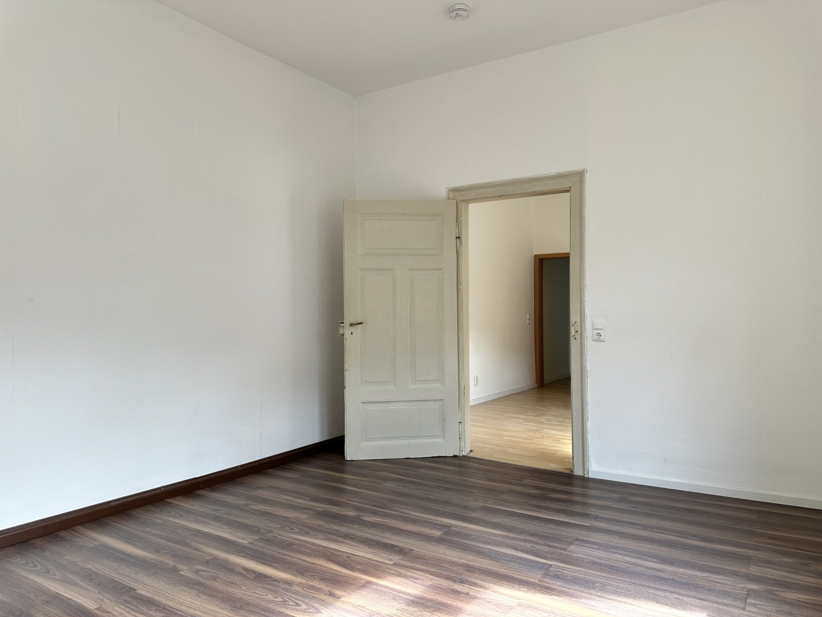 Hübsche 3-Zimmer-Altbauwohnung mit Balkon & EBK