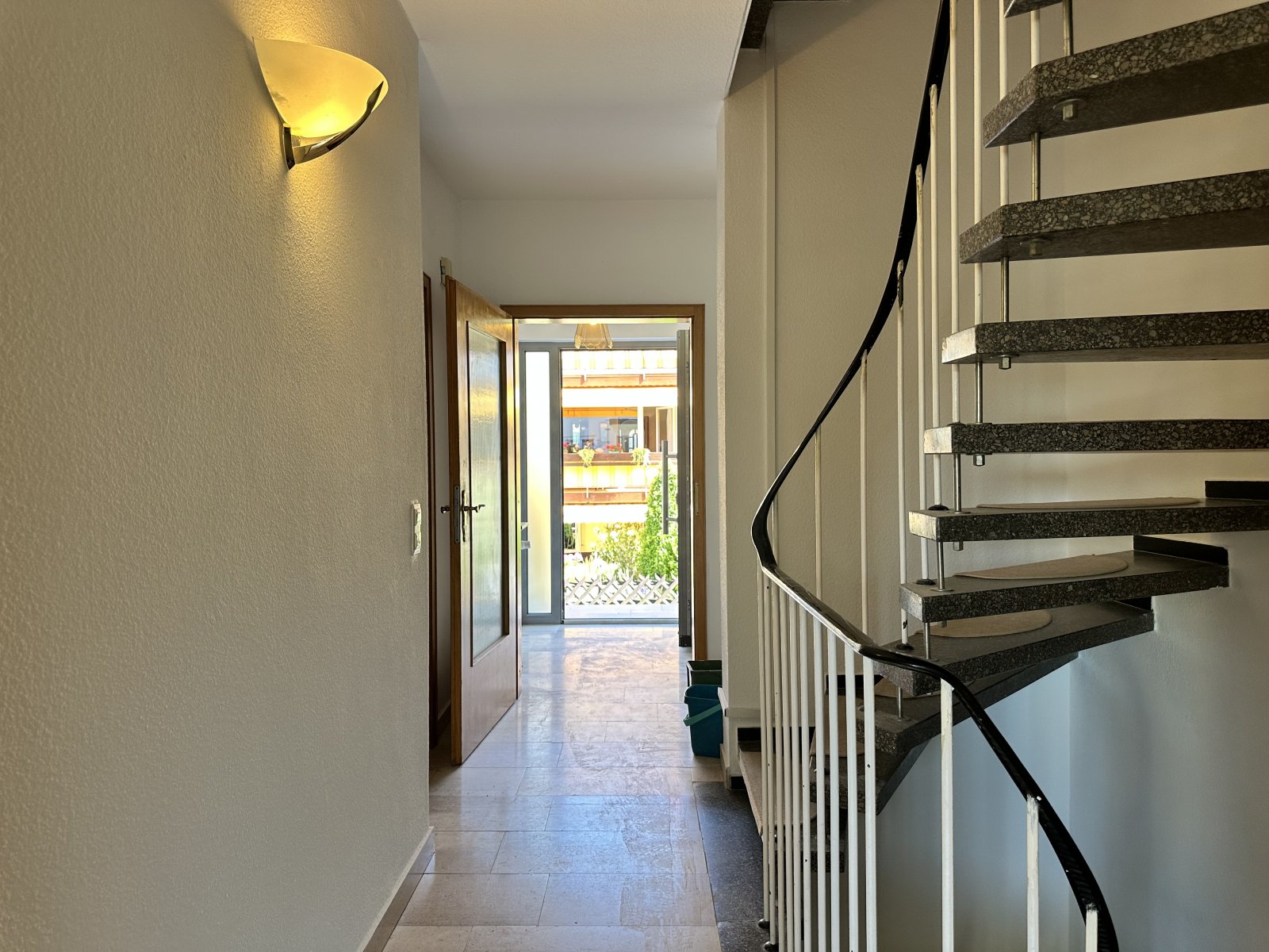Modernisiertes Reihenendhaus mit Garten und Garage