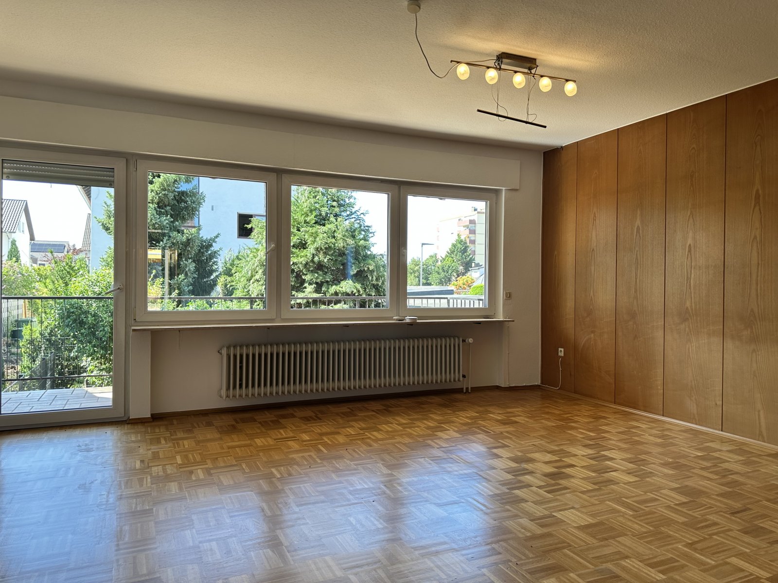 Modernisiertes Reihenendhaus mit Garten und Garage