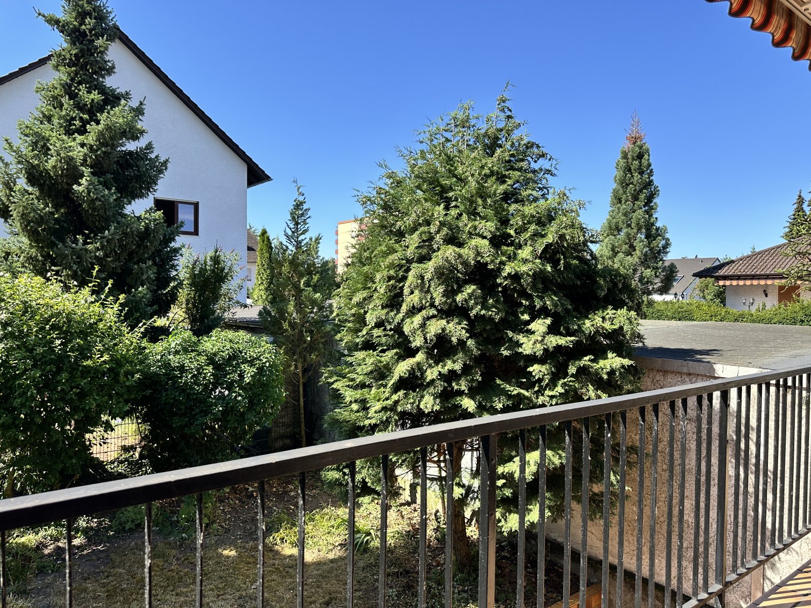 Modernisiertes Reihenendhaus mit Garten und Garage