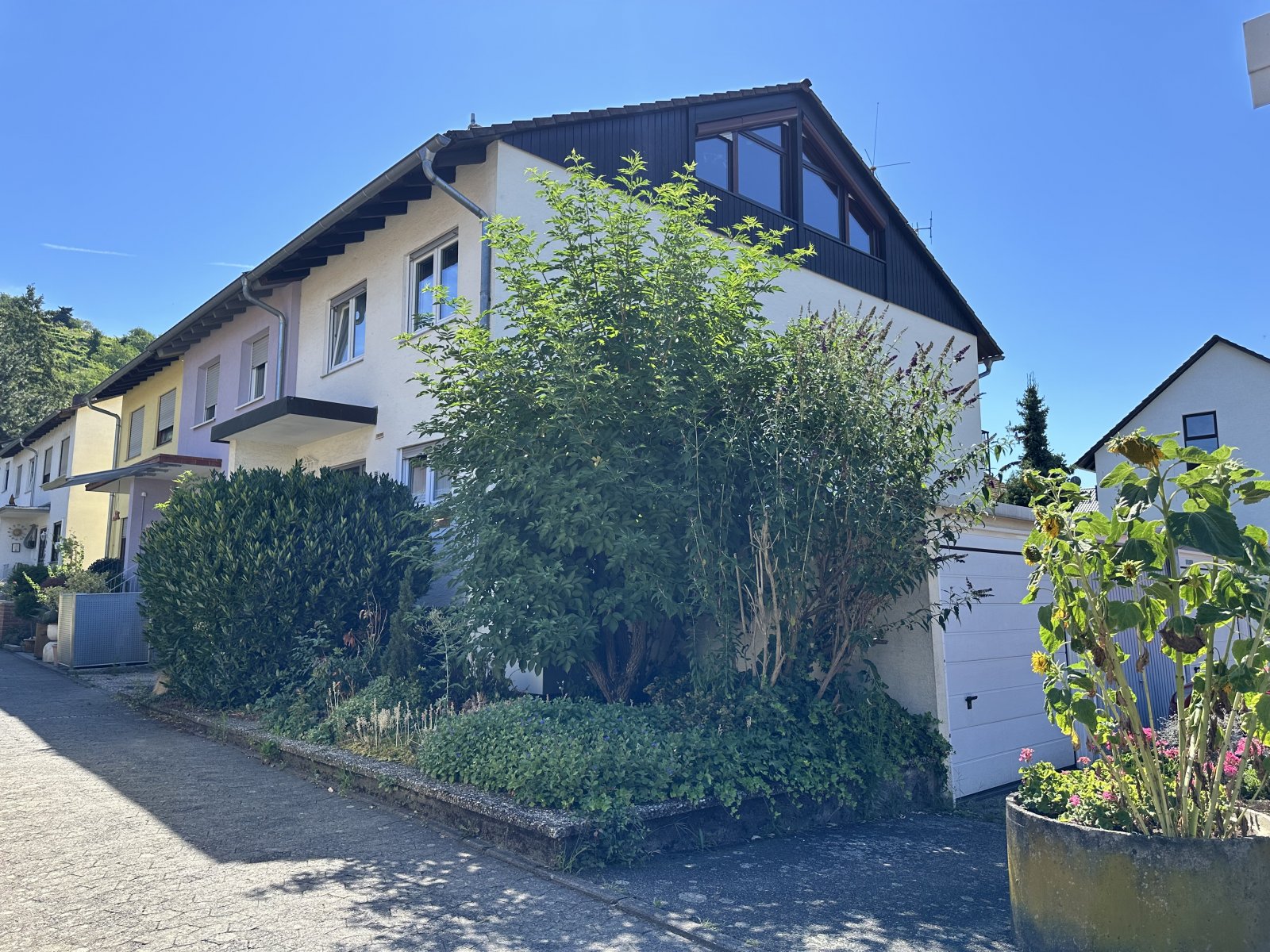 Modernisiertes Reihenendhaus mit Garten und Garage
