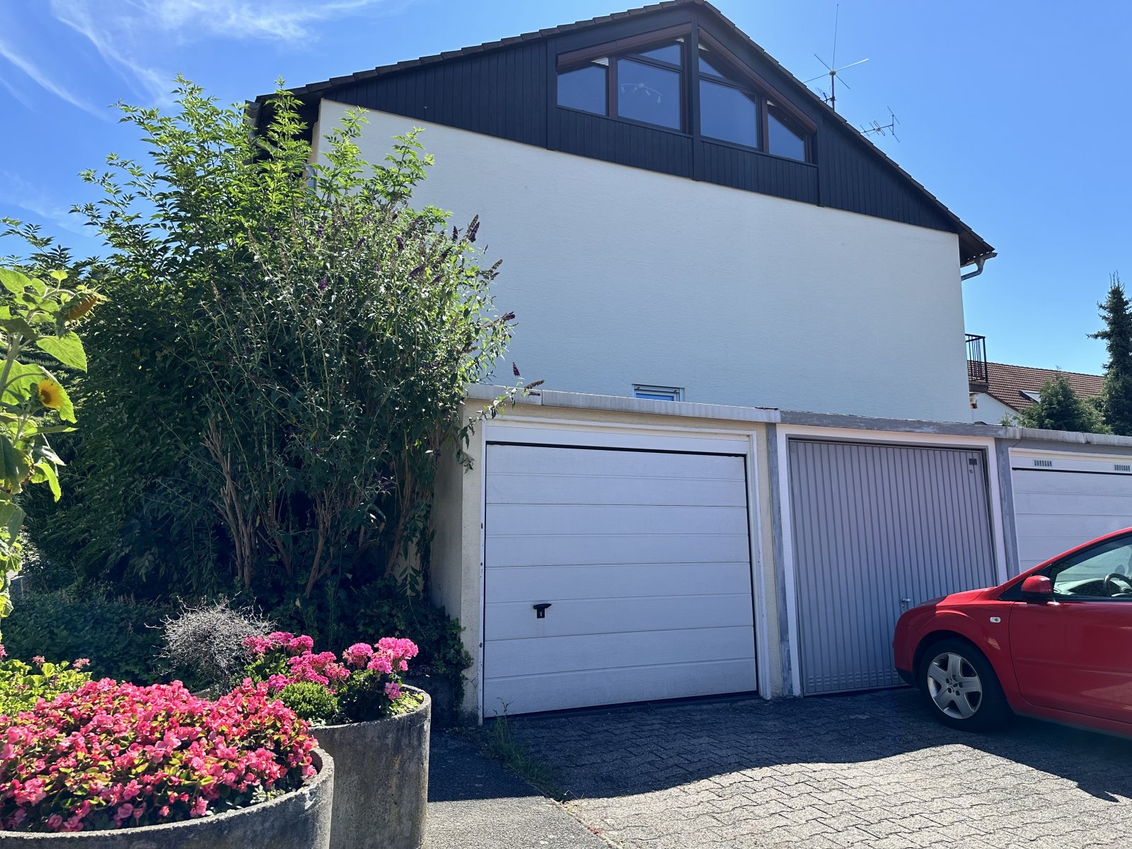 Modernisiertes Reihenendhaus mit Garten und Garage