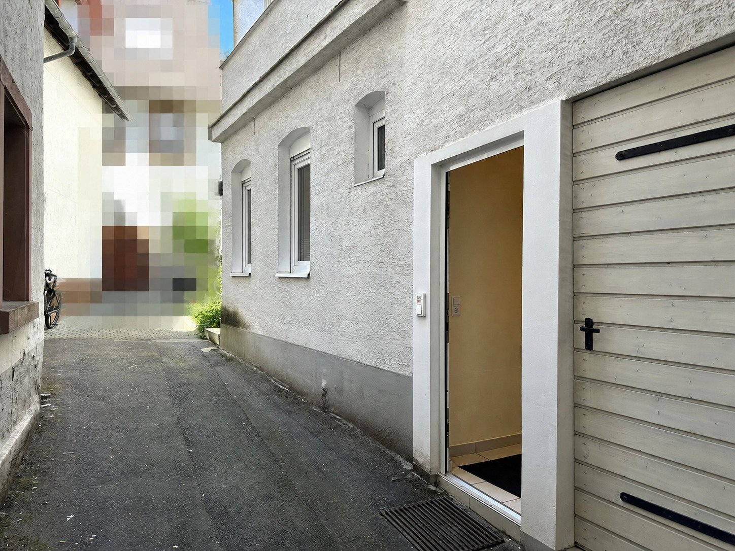 Mitten in der Stadt: Wohn- und Geschäftshaus mit Wohnung - Büro - Werkstatt / Scheune
