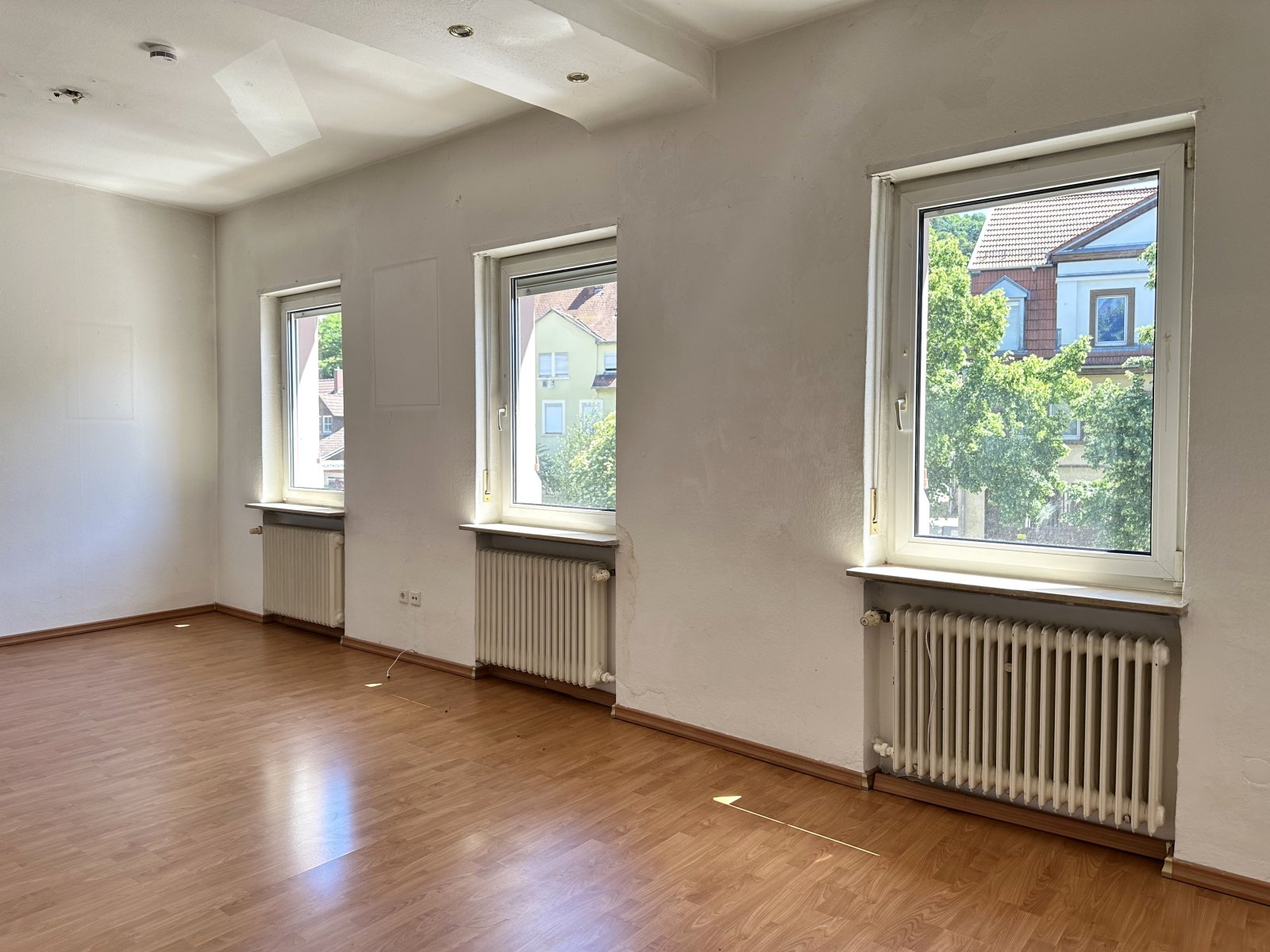 Mitten in der Stadt: Wohn- und Geschäftshaus mit Wohnung - Büro - Werkstatt / Scheune