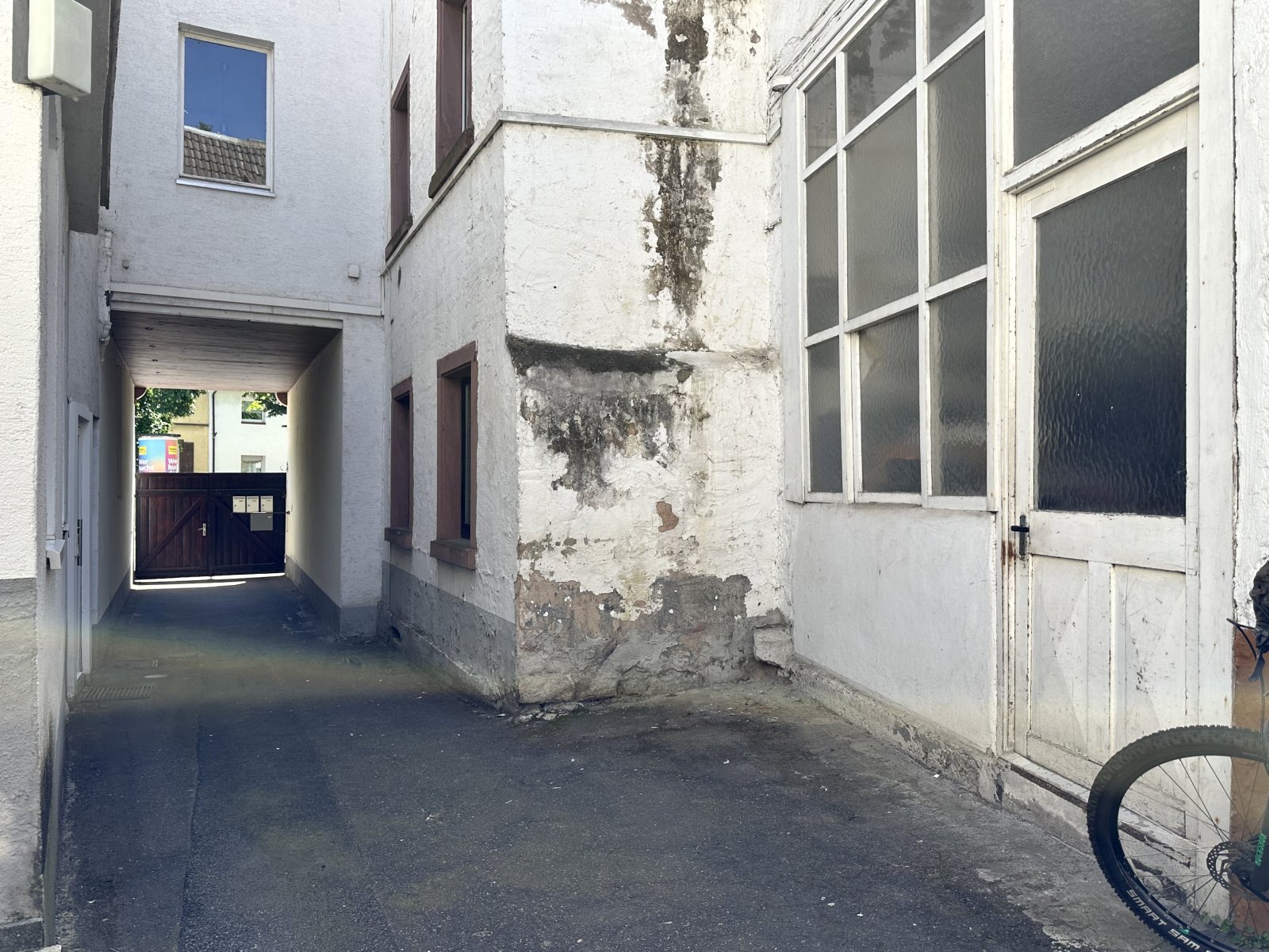 Mitten in der Stadt: Wohn- und Geschäftshaus mit Wohnung - Büro - Werkstatt / Scheune