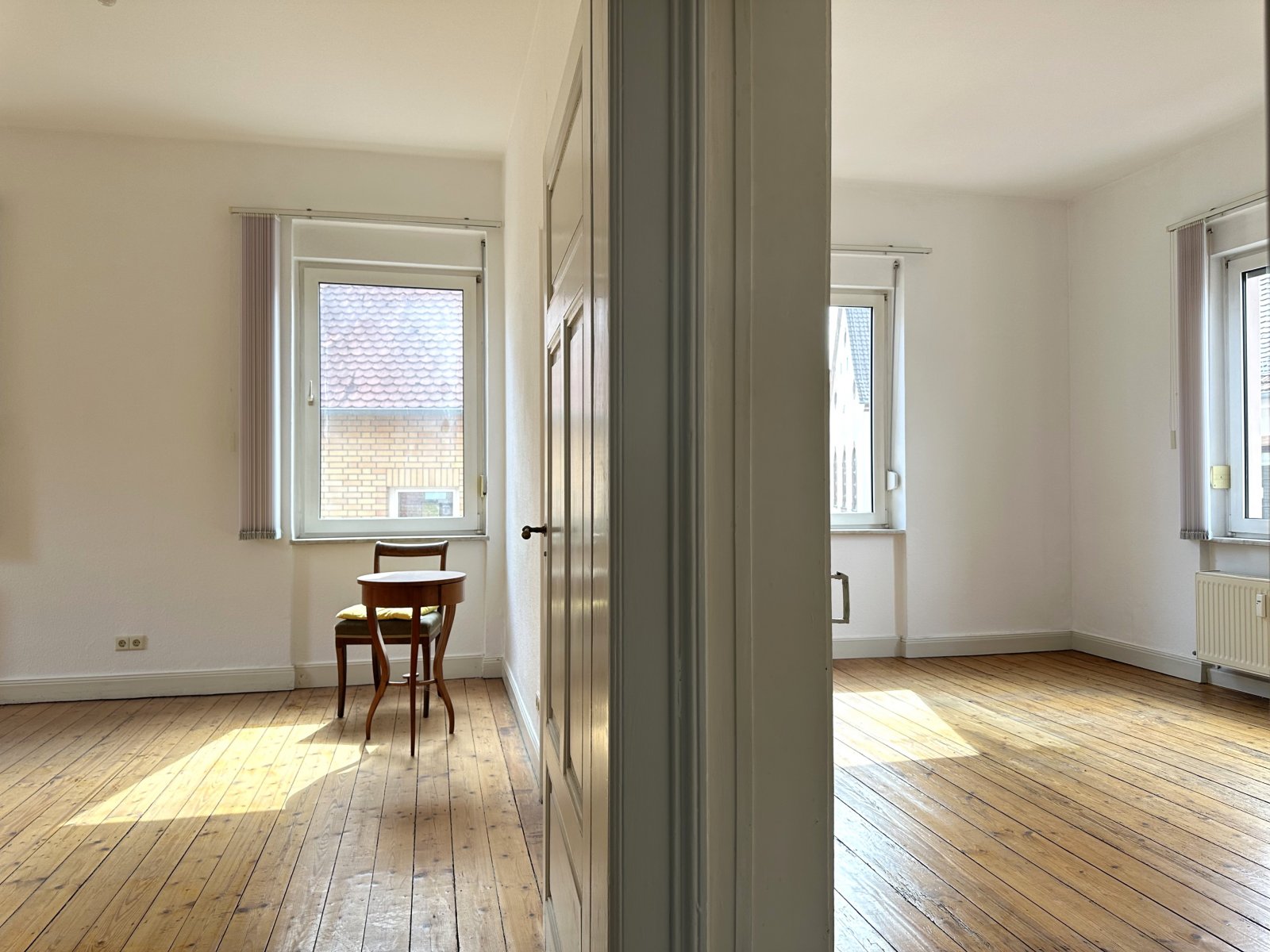 Altbaucharme: Hübsche 3-Zimmerwohnung mit modernisiertem Bad & Außenstellplatz