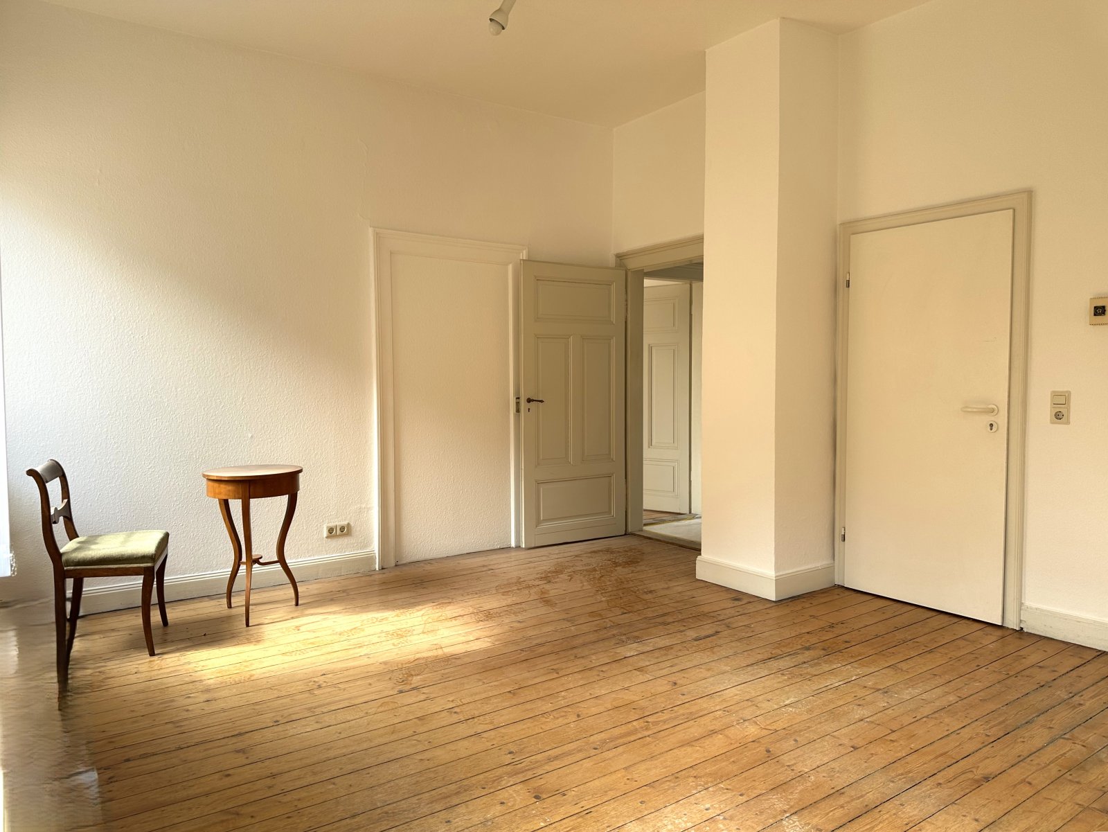 Altbaucharme: Hübsche 3-Zimmerwohnung mit modernisiertem Bad & Außenstellplatz