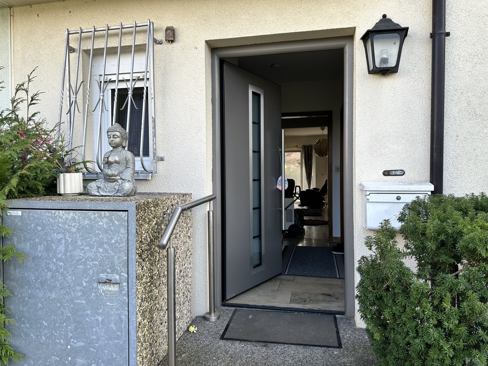 Erbbau: Reihenmittelhaus mit Garten und TG-Stellplatz, DG ausbaubar, derzeit vermietet