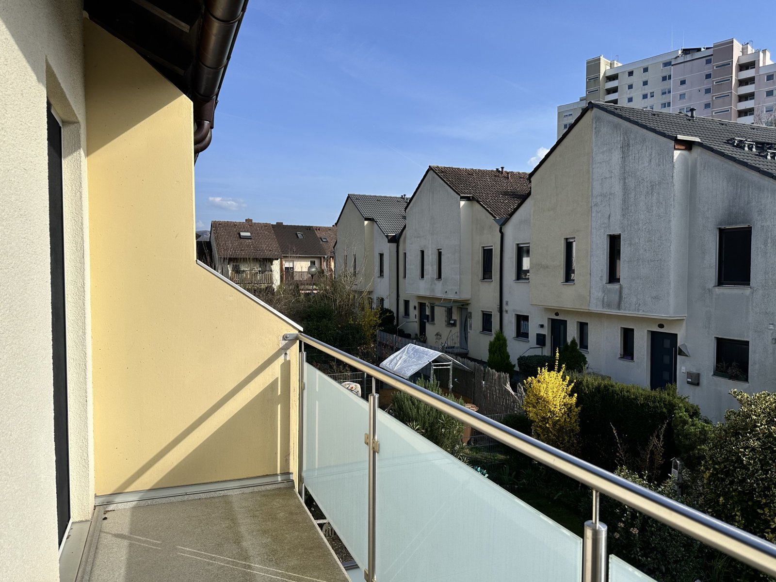Erbbau: Reihenmittelhaus mit Garten und TG-Stellplatz, DG ausbaubar, derzeit vermietet