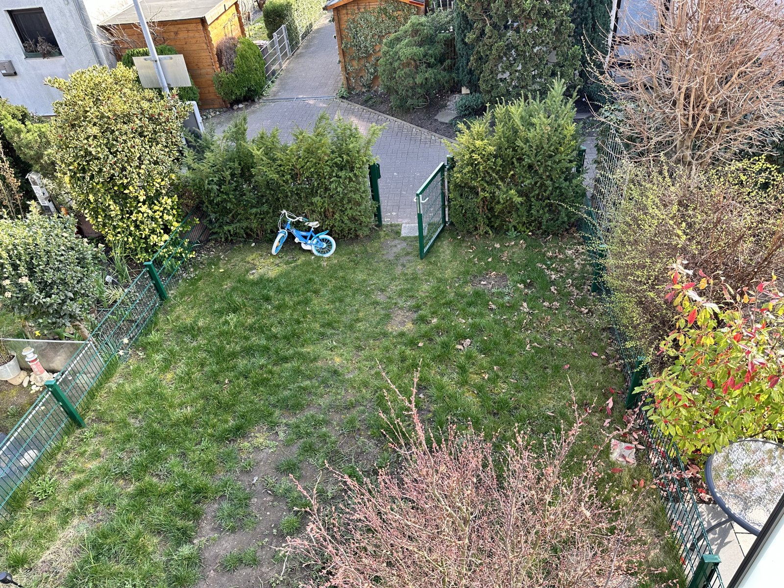Erbbau: Reihenmittelhaus mit Garten und TG-Stellplatz, DG ausbaubar, derzeit vermietet