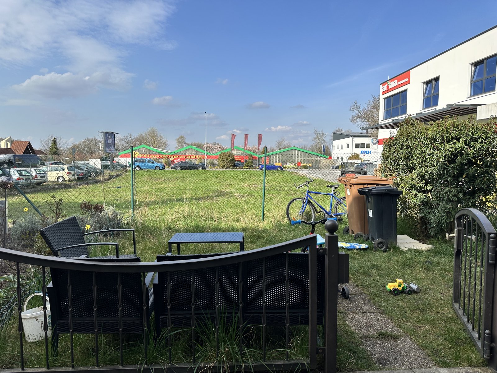 Erbbau: Reihenmittelhaus mit Garten und TG-Stellplatz, DG ausbaubar, derzeit vermietet