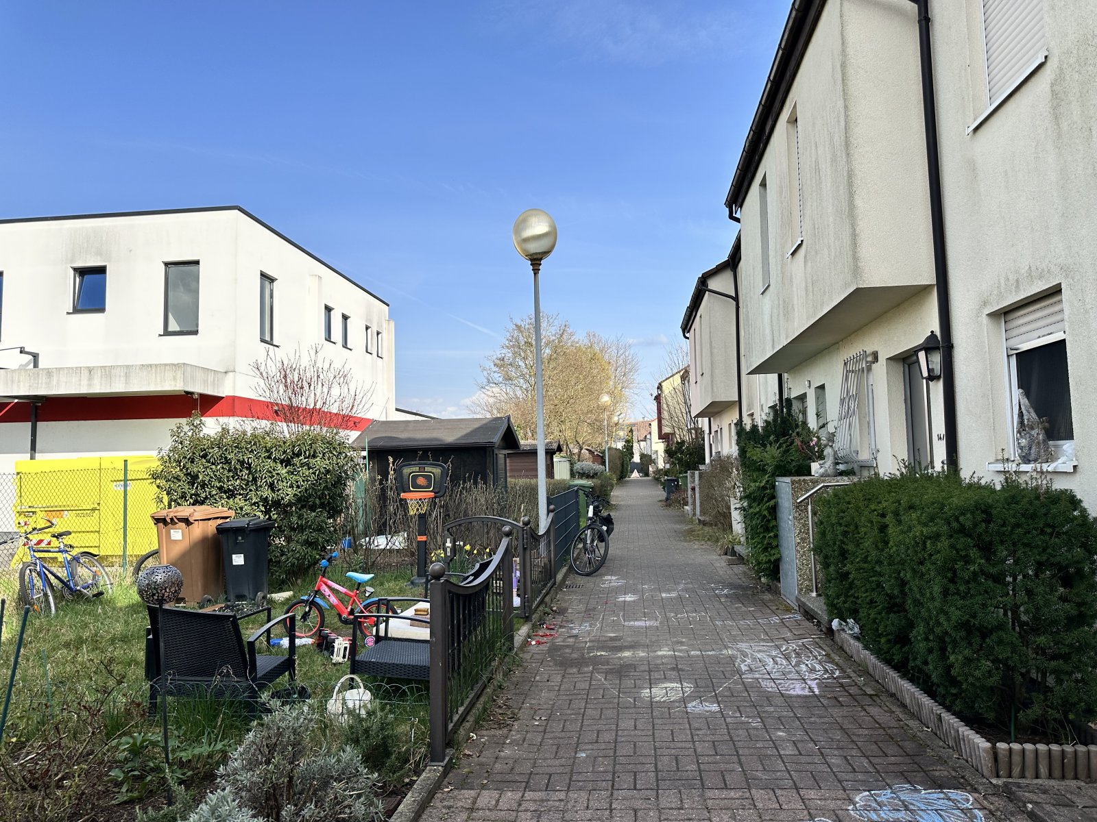 Erbbau: Reihenmittelhaus mit Garten und TG-Stellplatz, DG ausbaubar, derzeit vermietet