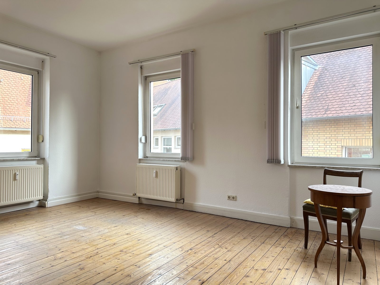 Altbaucharme: Hübsche 3-Zimmerwohnung mit modernisiertem Bad & Außenstellplatz