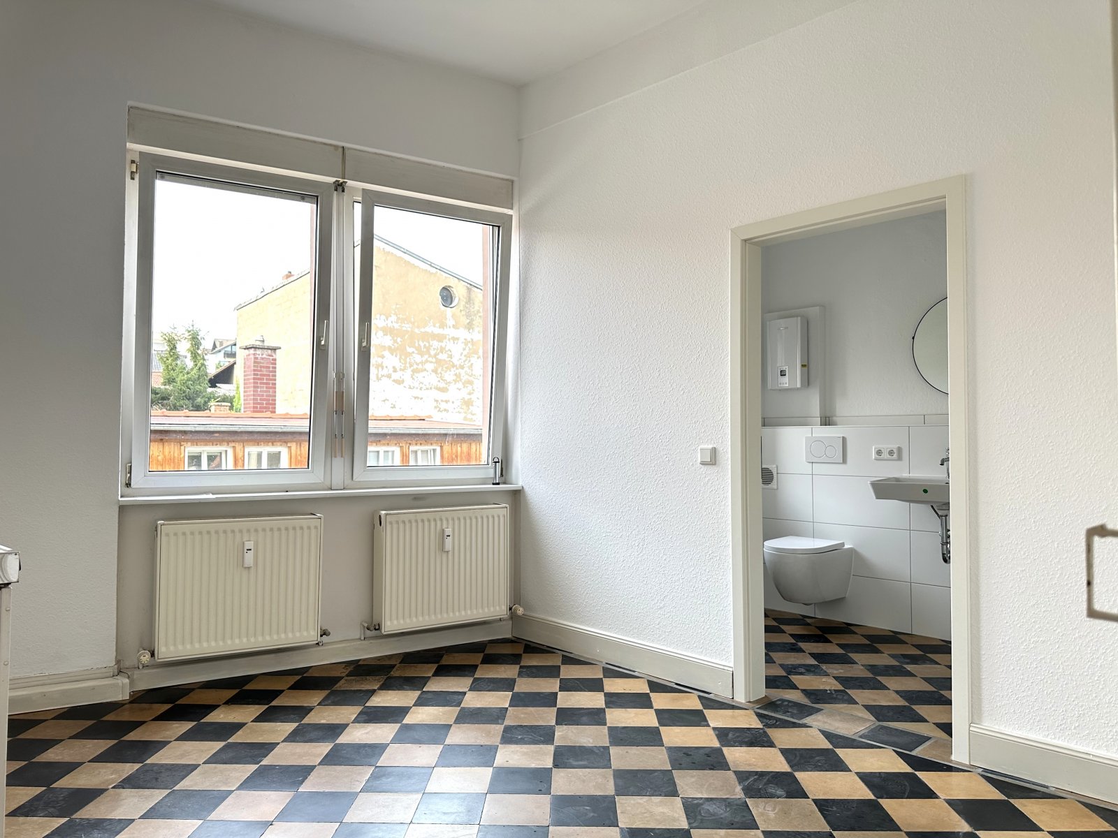 Altbaucharme: Hübsche 3-Zimmerwohnung mit modernisiertem Bad & Außenstellplatz
