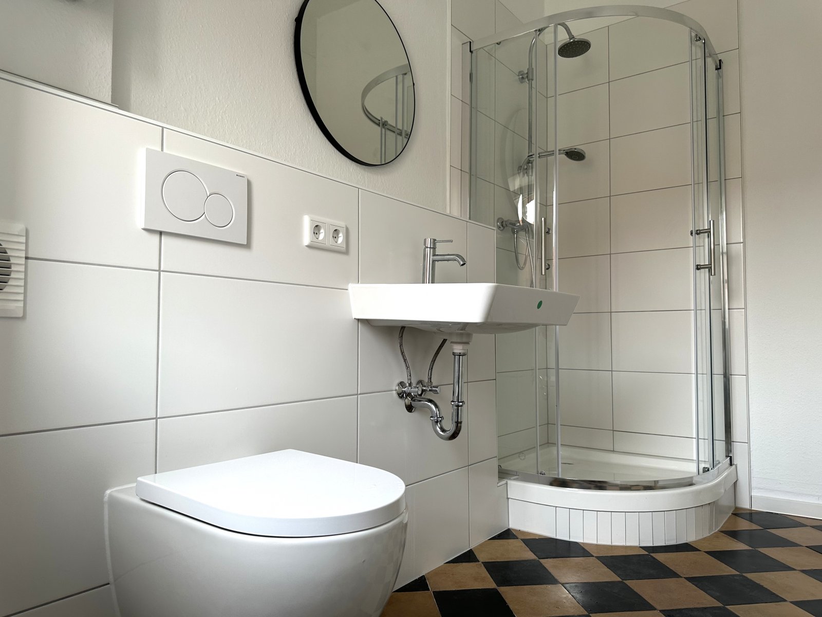 Altbaucharme: Hübsche 3-Zimmerwohnung mit modernisiertem Bad & Außenstellplatz