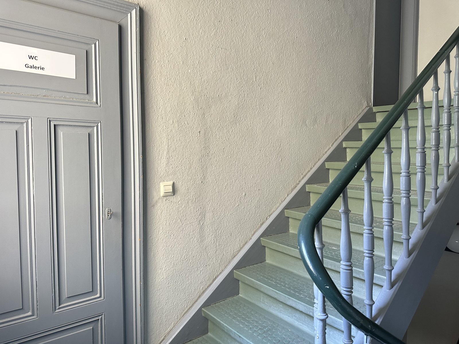 Altbaucharme: Hübsche 3-Zimmerwohnung mit modernisiertem Bad & Außenstellplatz