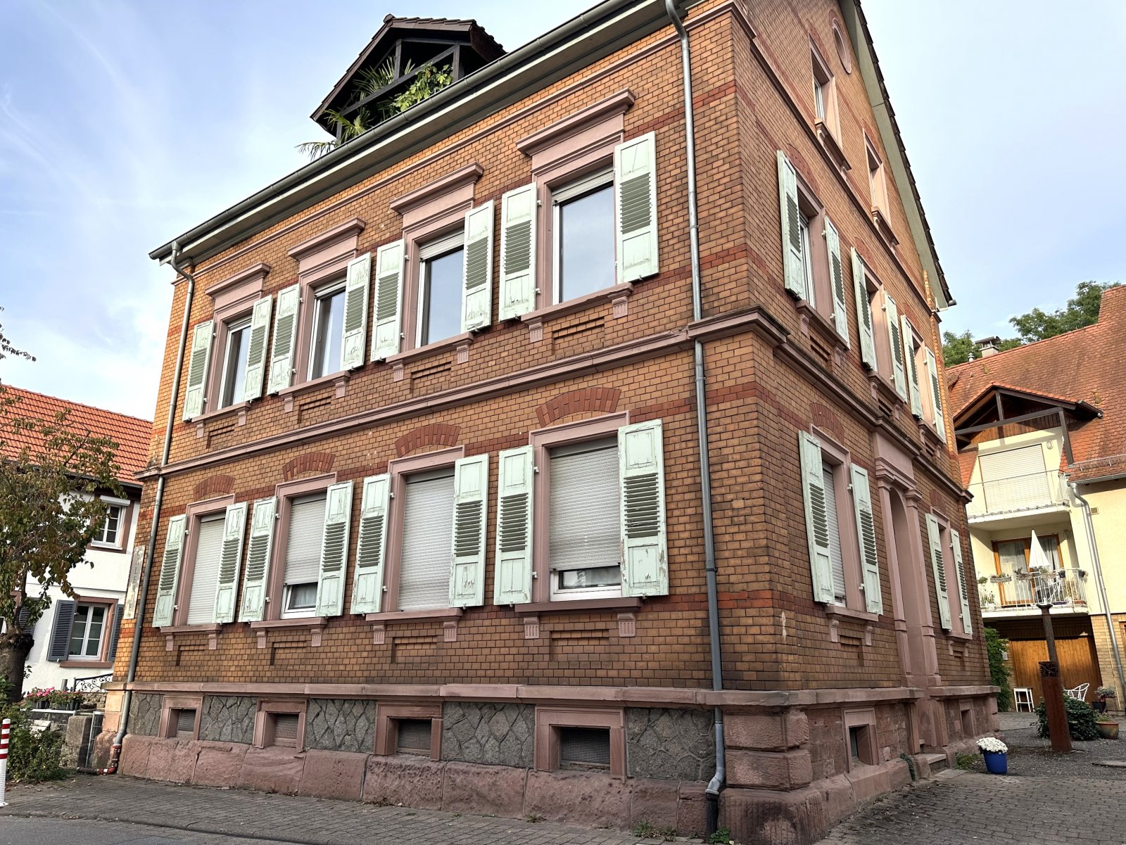 Altbaucharme: Hübsche 3-Zimmerwohnung mit modernisiertem Bad & Außenstellplatz