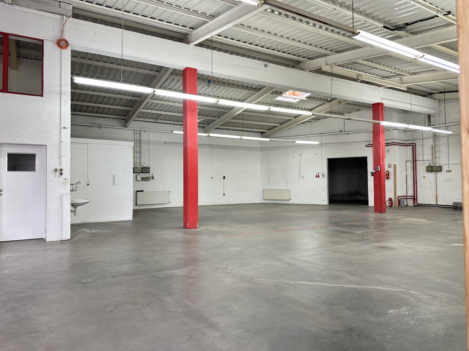 Flexible Gewerbehalle – ideal für Produktion, Lager, Planung und Büro - 4 Stellplätze vorhanden