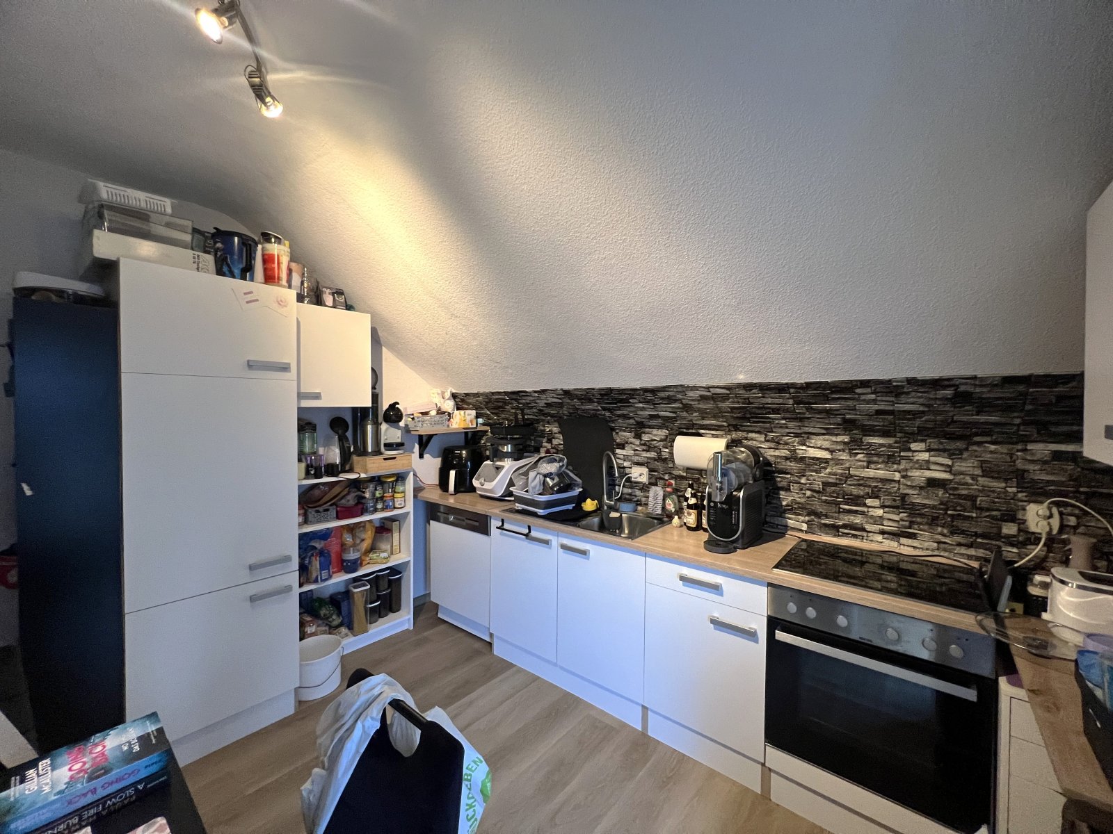 Helle 2,5-Zimmer-Dachgeschosswohnung mit Balkon