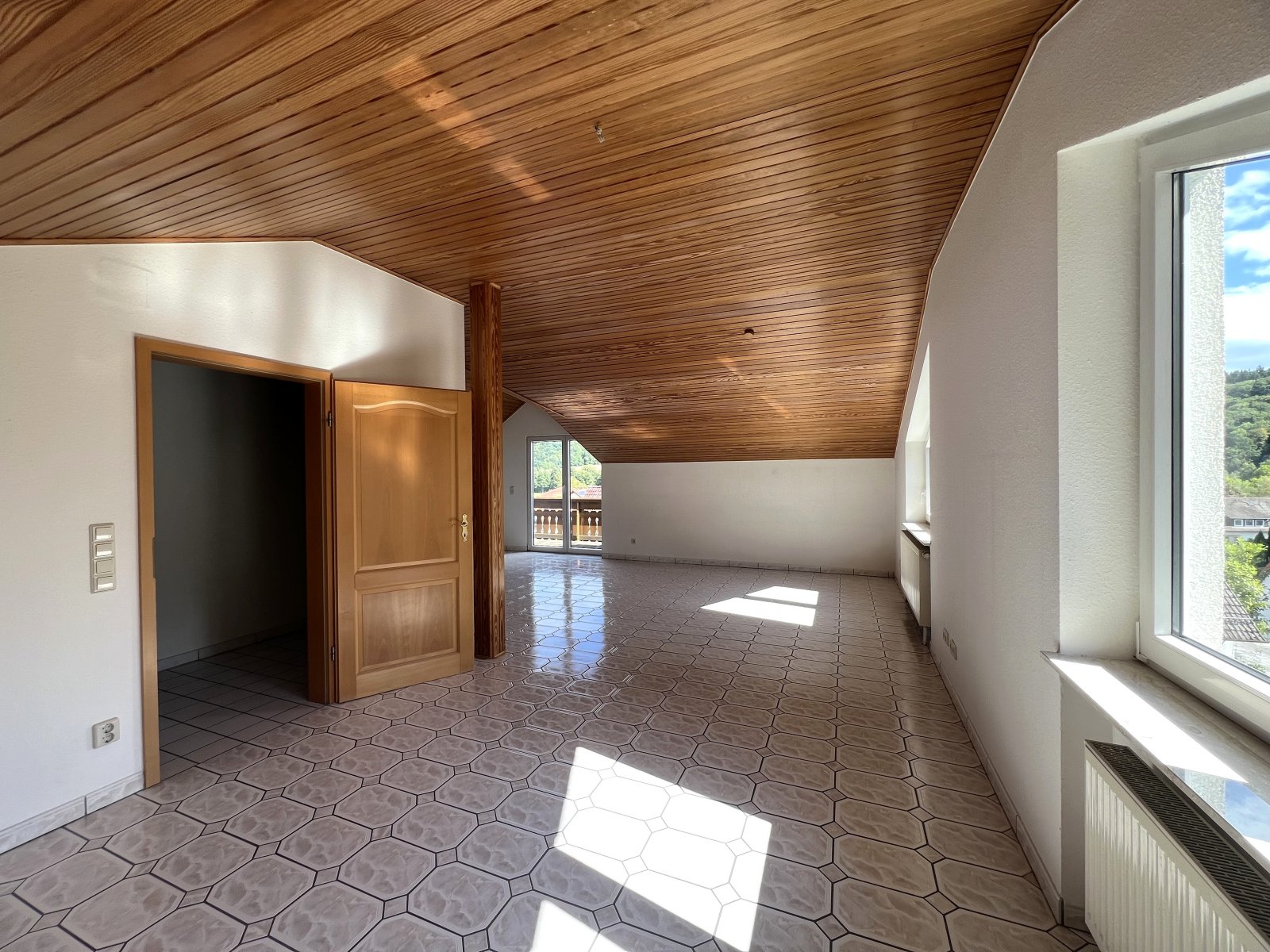 Helle Dachgeschosswohnung mit Balkon zu vermieten!