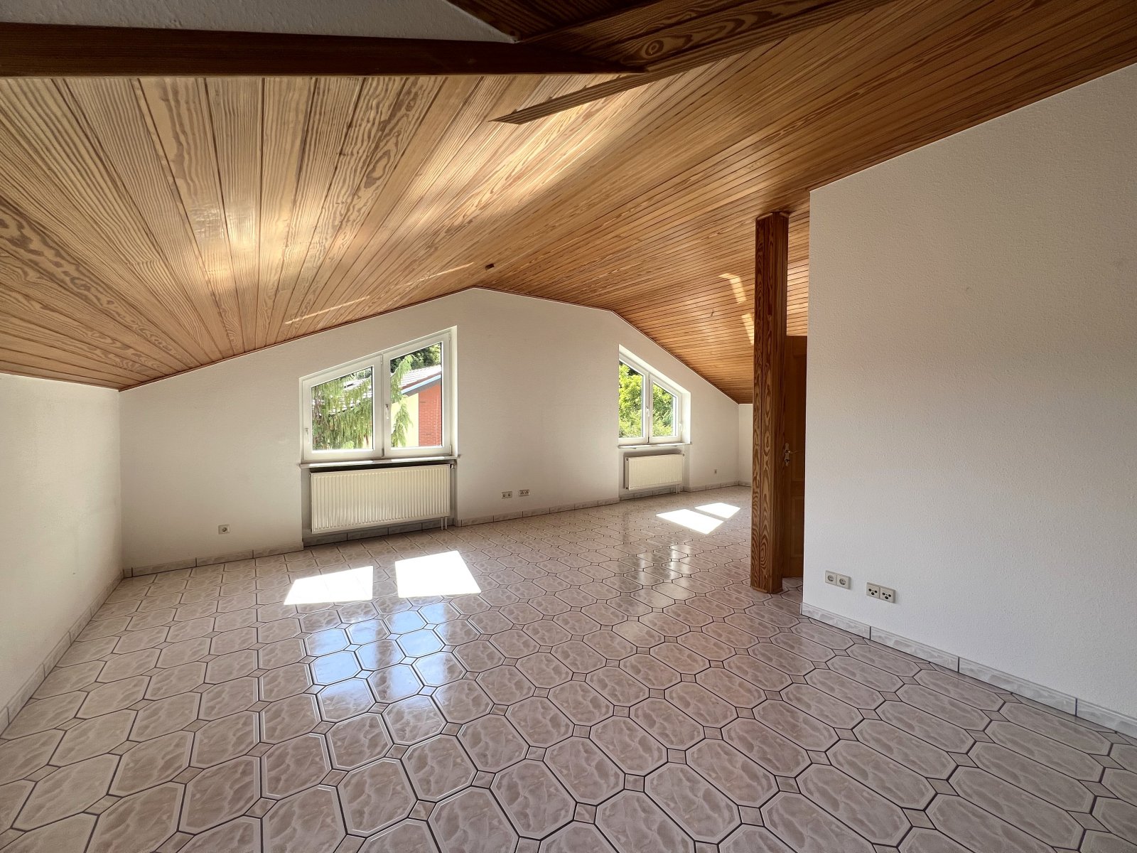 Helle Dachgeschosswohnung mit Balkon zu vermieten!