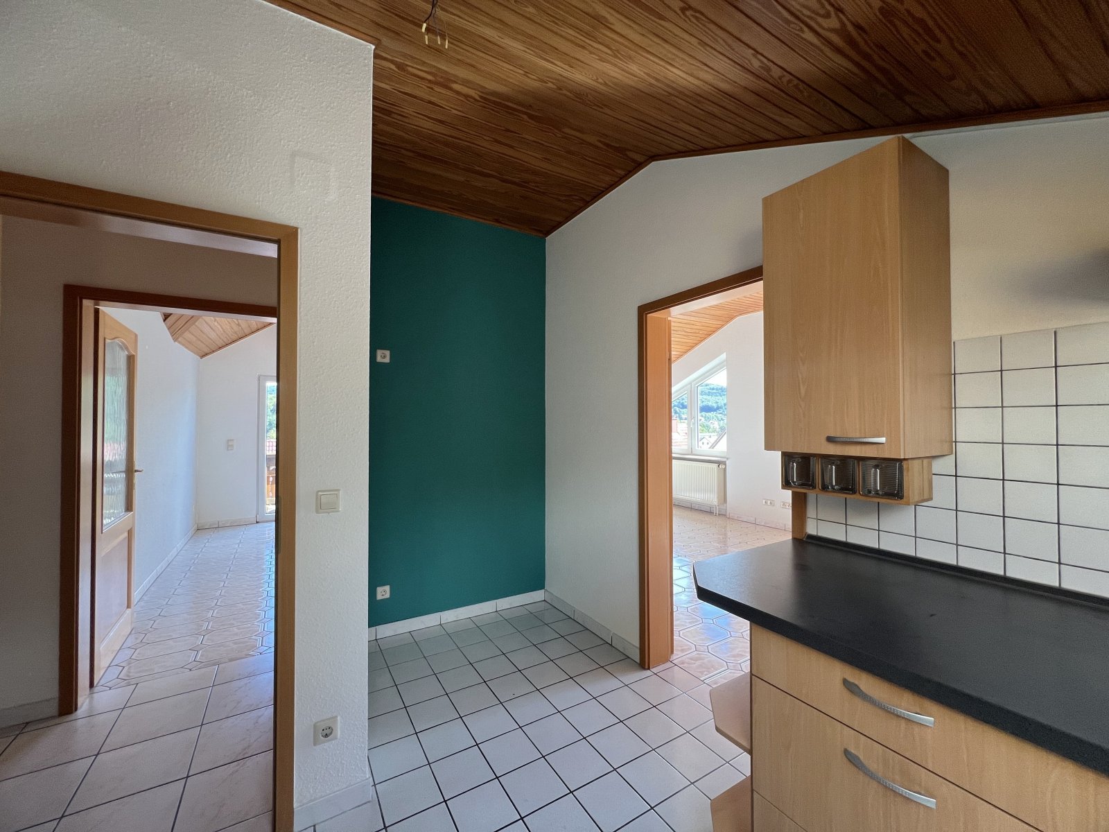 Helle Dachgeschosswohnung mit Balkon zu vermieten!