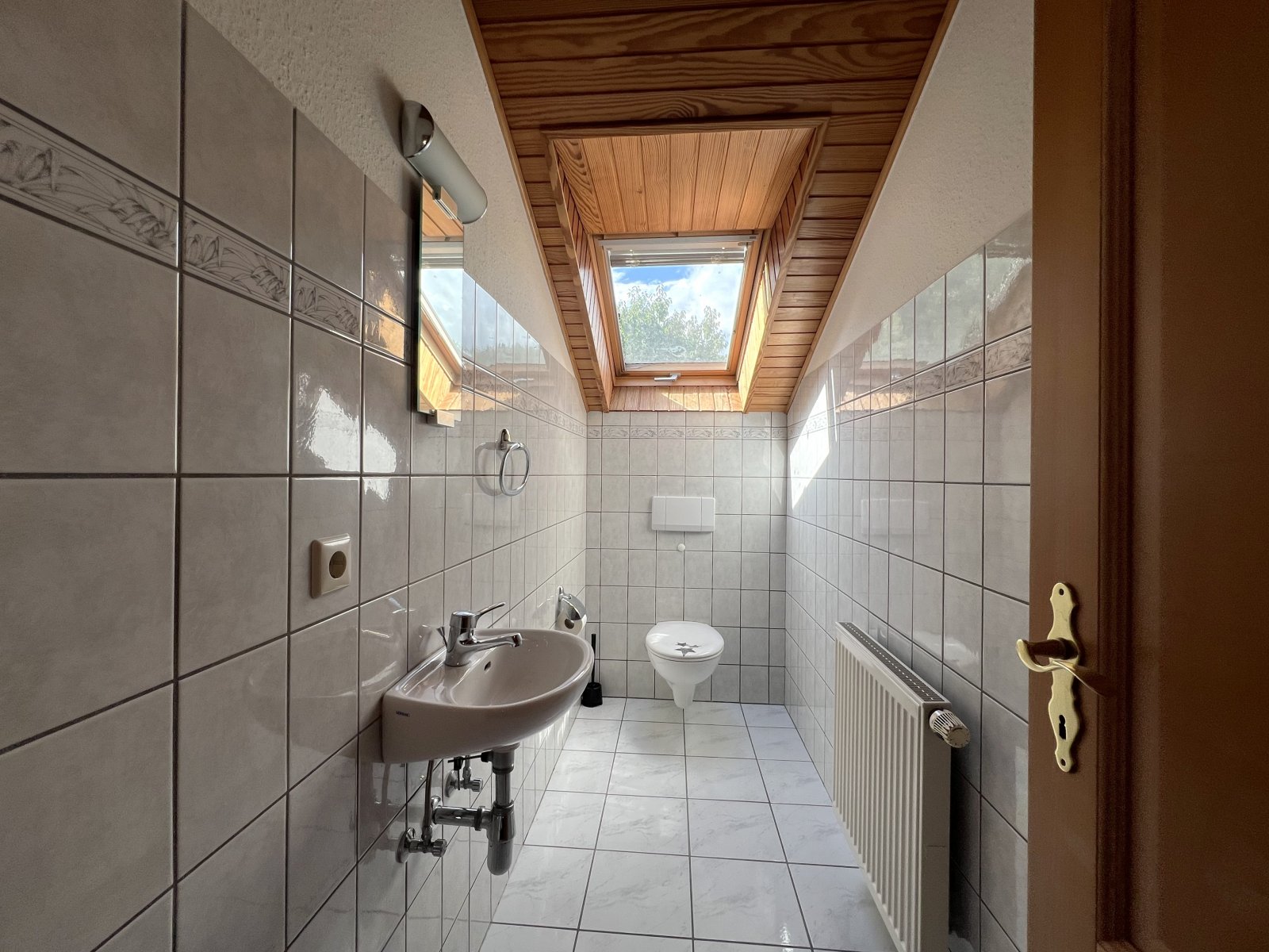 Helle Dachgeschosswohnung mit Balkon zu vermieten!