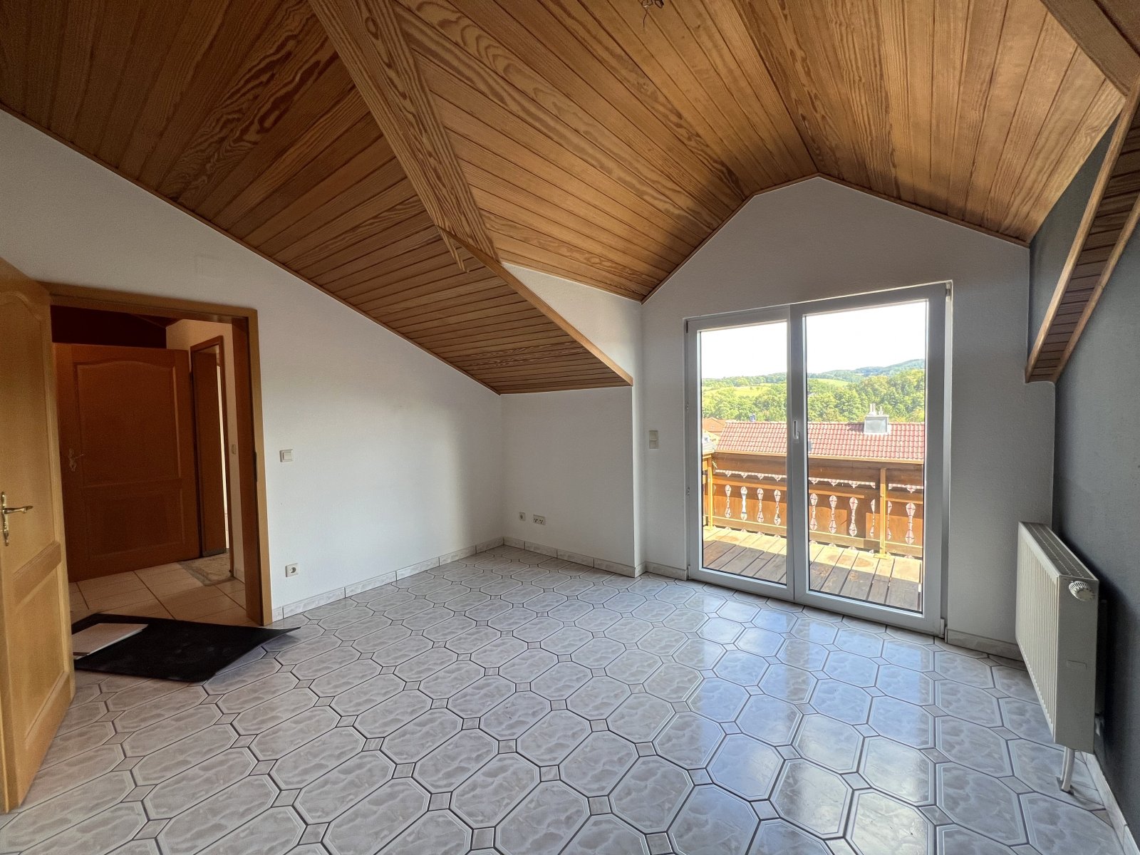 Helle Dachgeschosswohnung mit Balkon zu vermieten!