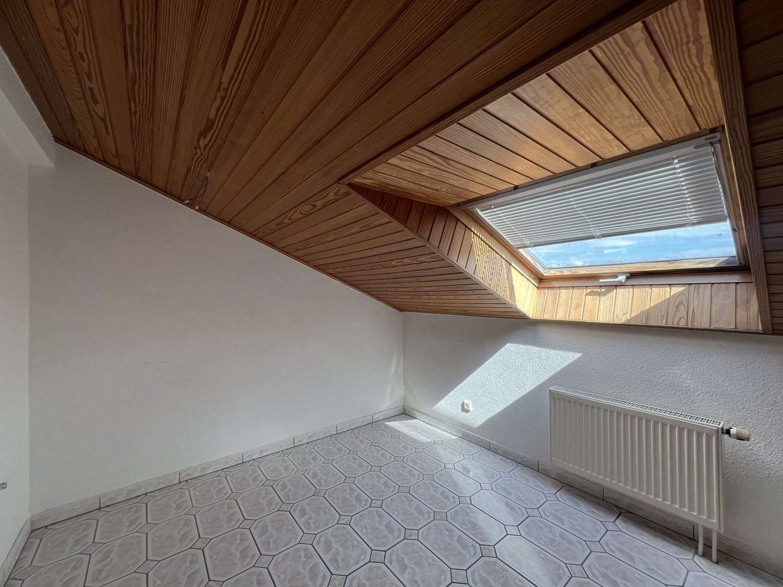 Helle Dachgeschosswohnung mit Balkon zu vermieten!