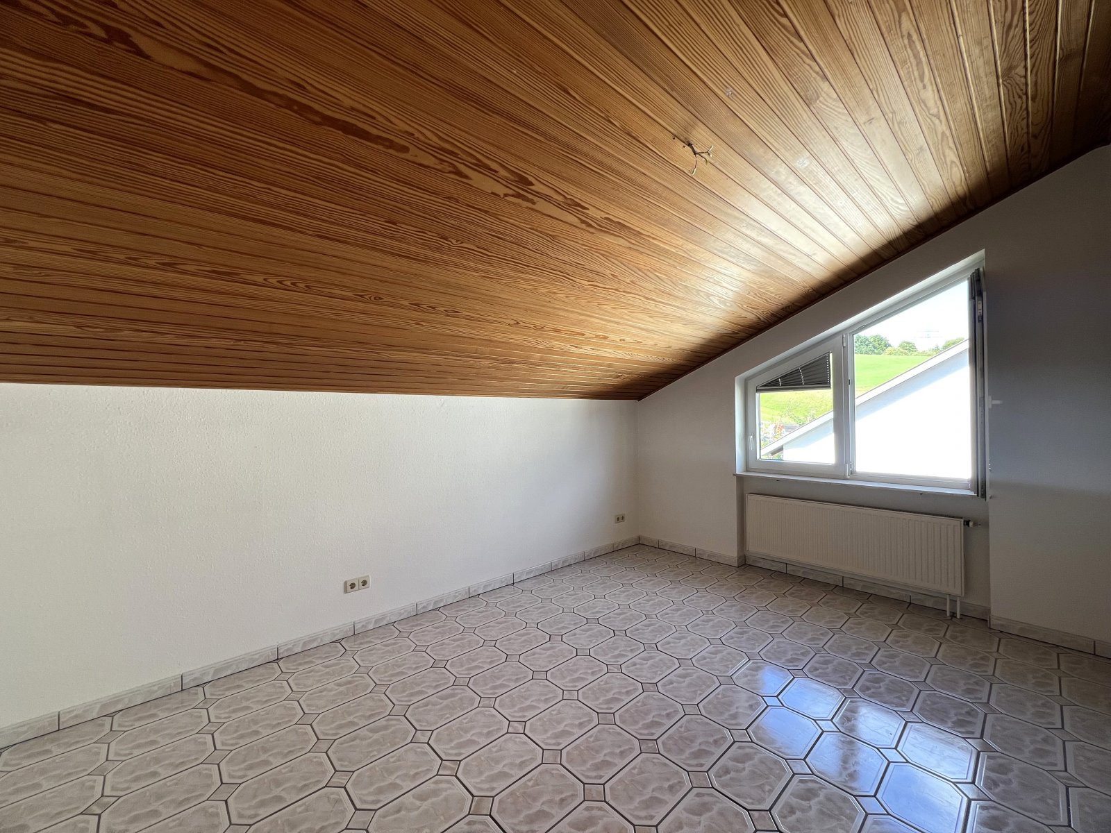 Helle Dachgeschosswohnung mit Balkon zu vermieten!