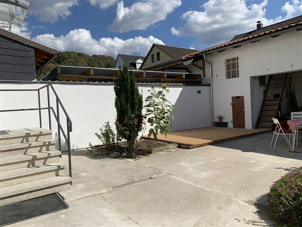 Liebevoll renoviertes Doppelhaus mit 3 Zimmern, Balkon & Innenhof