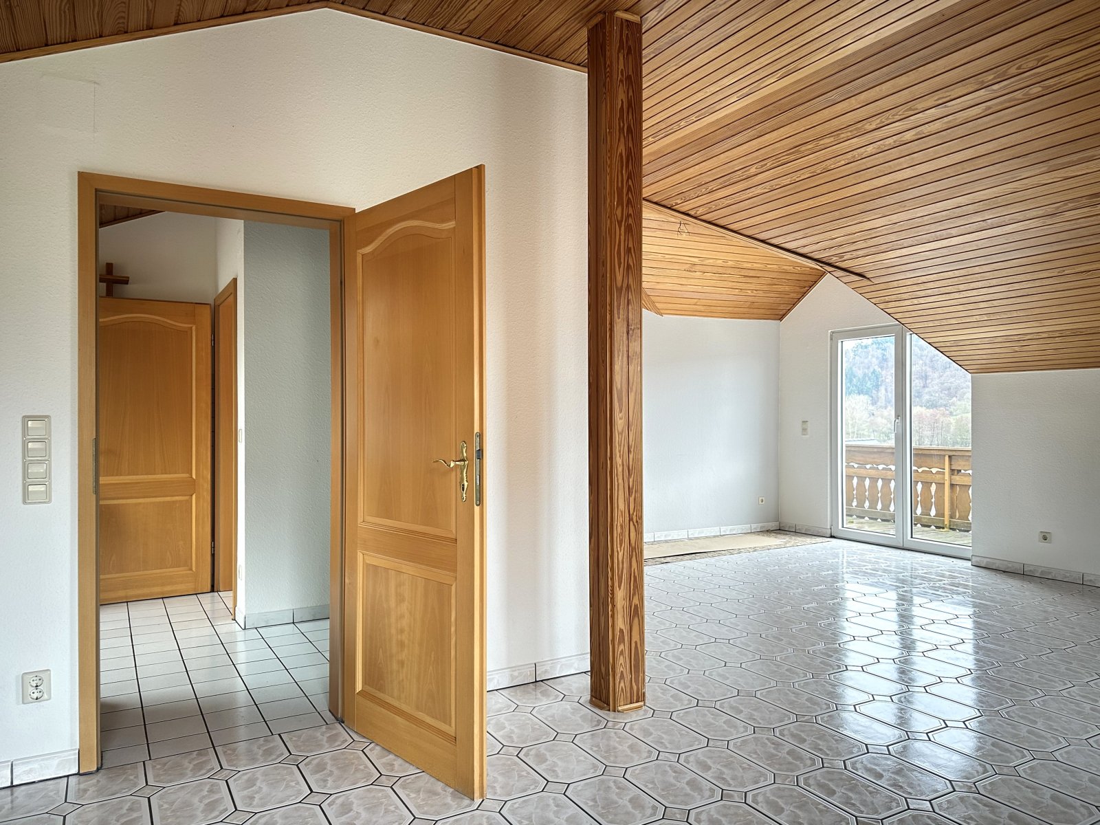 Birkenau: Geräumige 3,5-Zimmer Dachgeschosswohnung mit sonnigen Balkon  