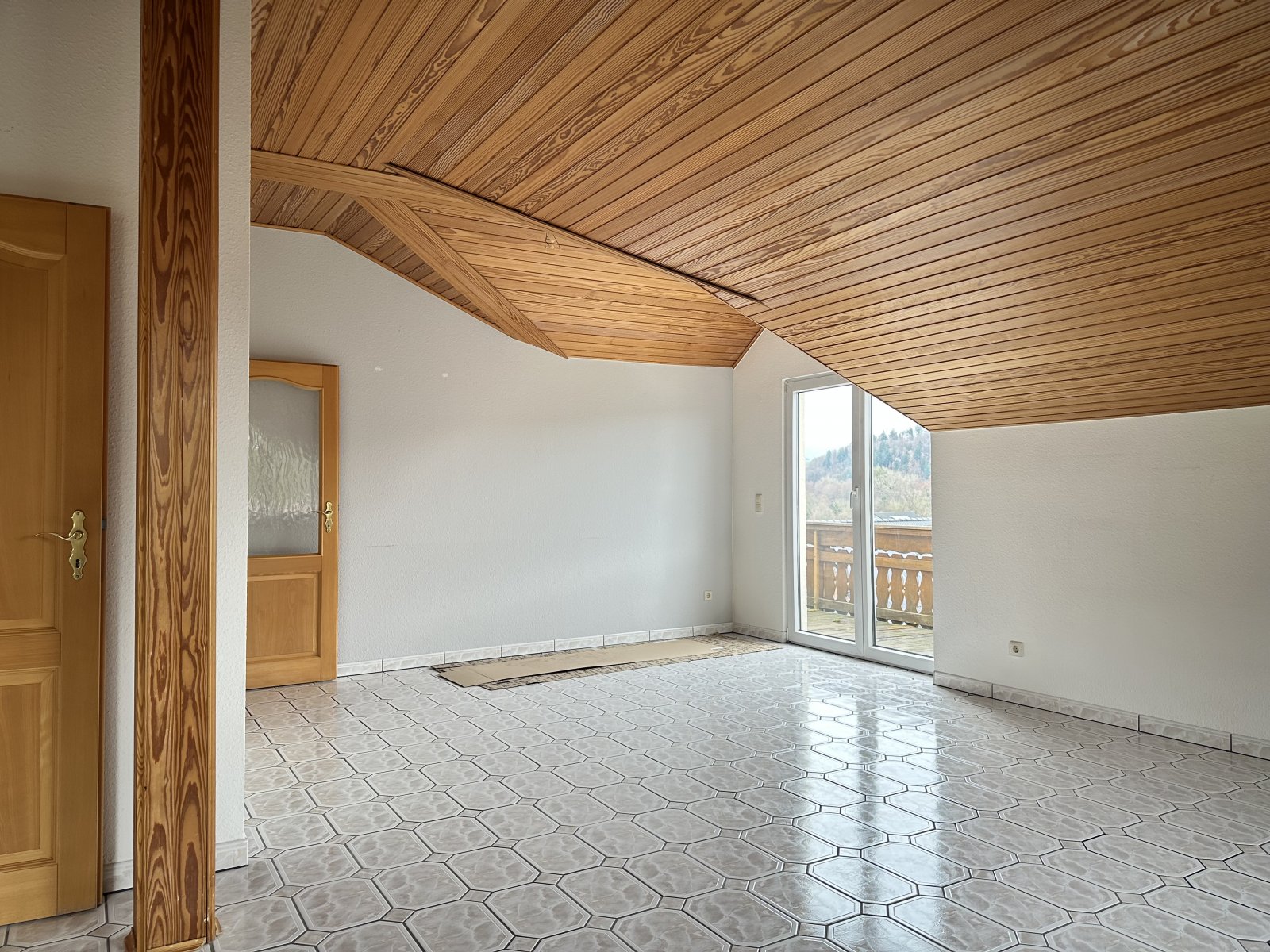 Geräumige 3,5-Zimmer Dachgeschosswohnung mit sonnigen Balkon 