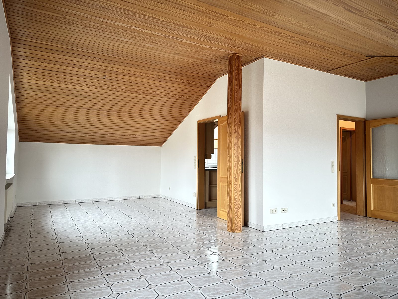 Geräumige 3,5-Zimmer Dachgeschosswohnung mit sonnigen Balkon 