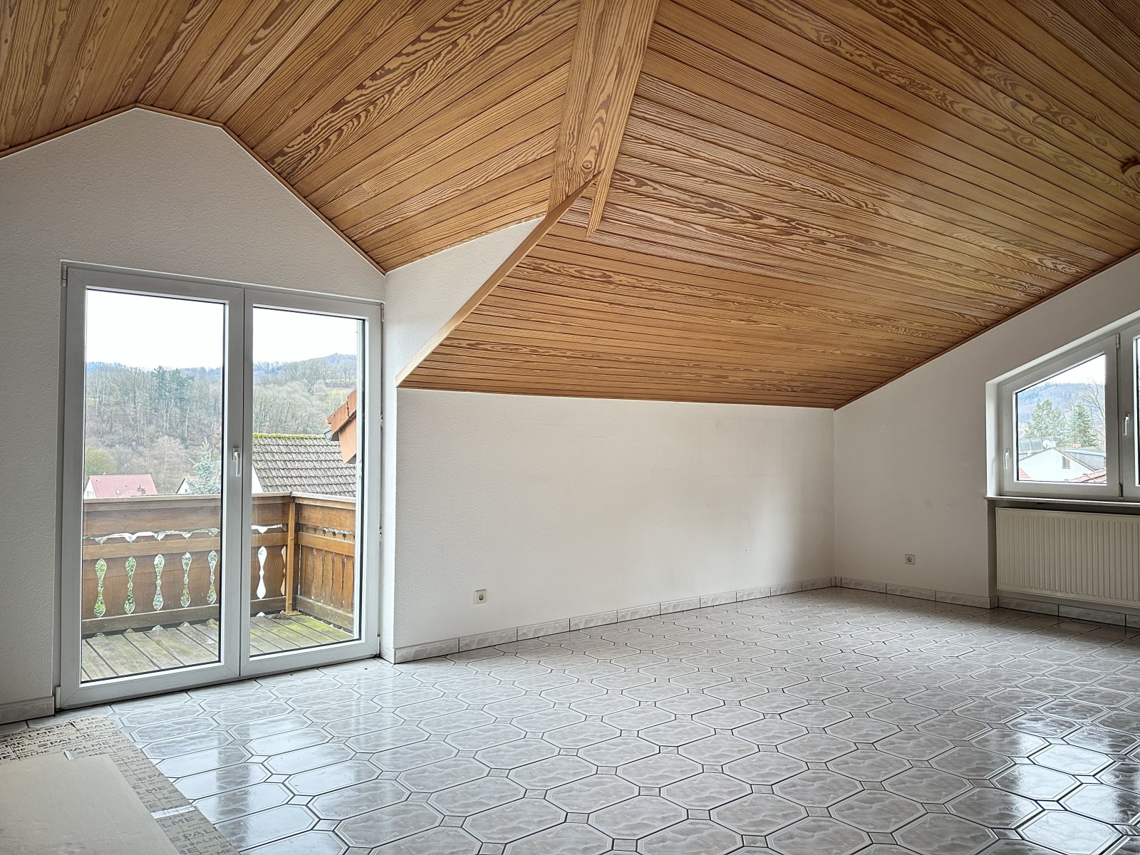 Geräumige 3,5-Zimmer Dachgeschosswohnung mit sonnigen Balkon 