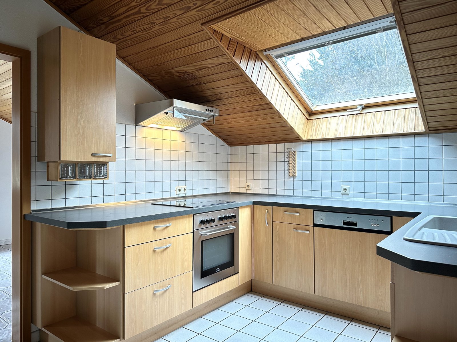 Geräumige 3,5-Zimmer Dachgeschosswohnung mit sonnigen Balkon 