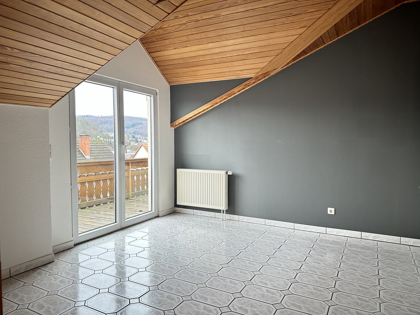 Geräumige 3,5-Zimmer Dachgeschosswohnung mit sonnigen Balkon 