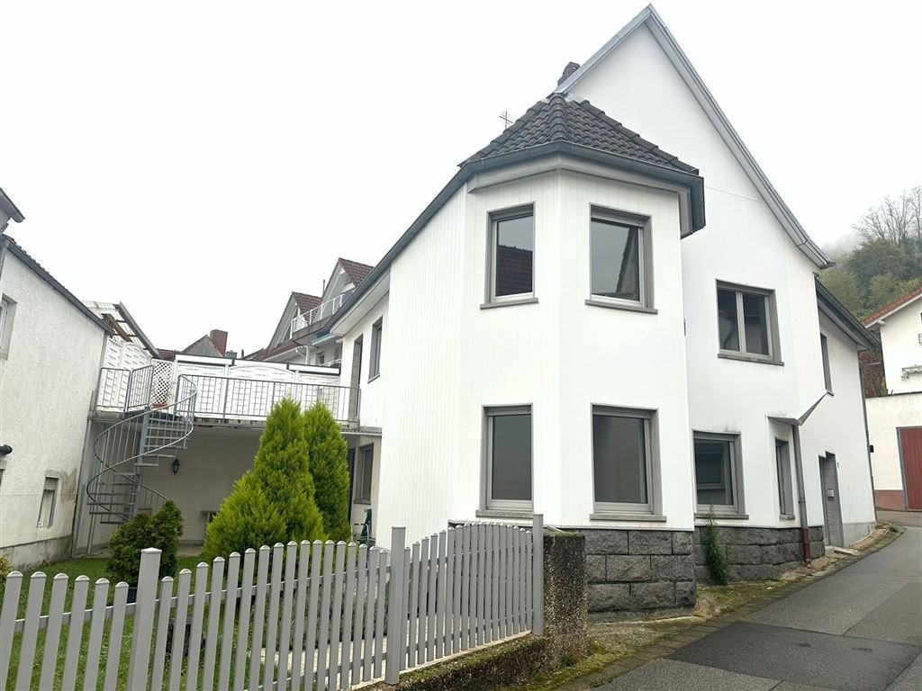Weinheim , Bergstr: Großes 1-2 Familienhaus mit kleinem Garten 