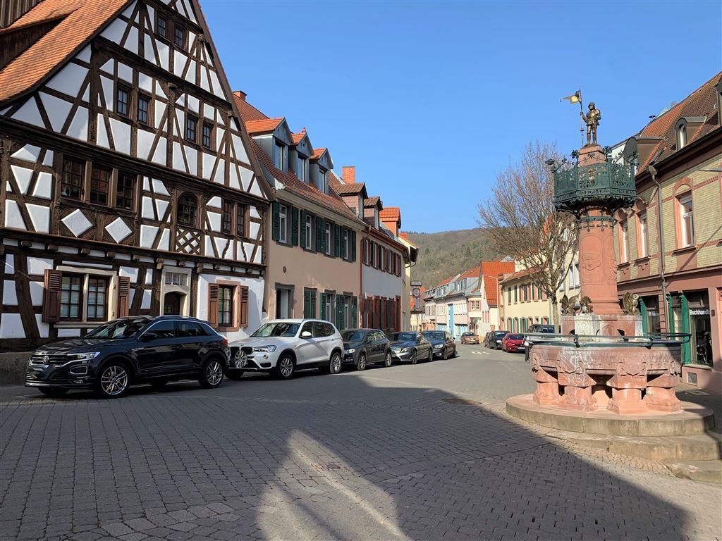 Weinheim , Bergstr: Wohnen im Rodenstein-Viertel - mit Aufzug, Balkon & Tiefgarage 