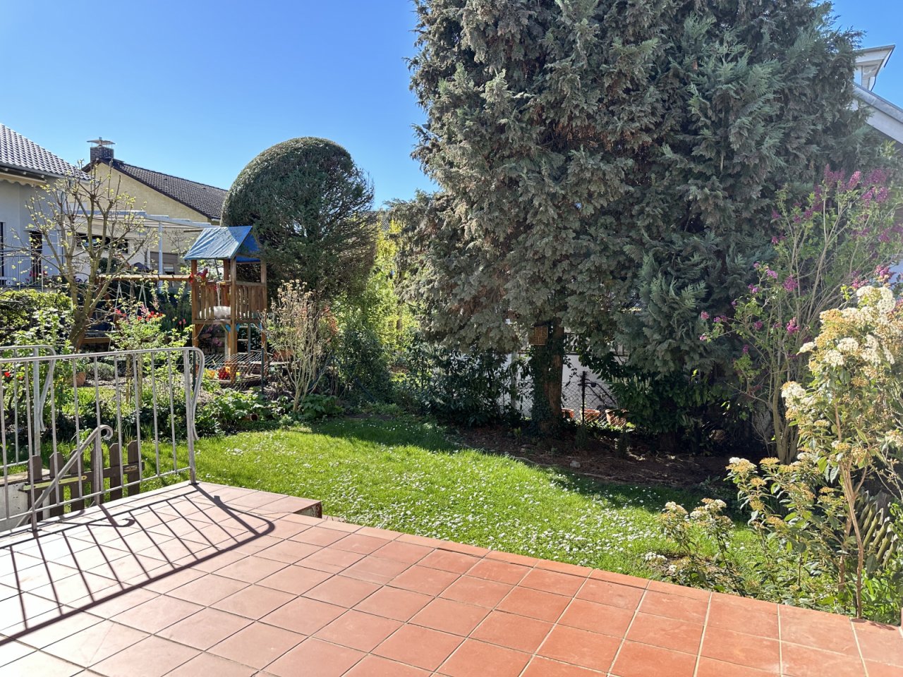 Terrasse und Garten in Südausrichtung